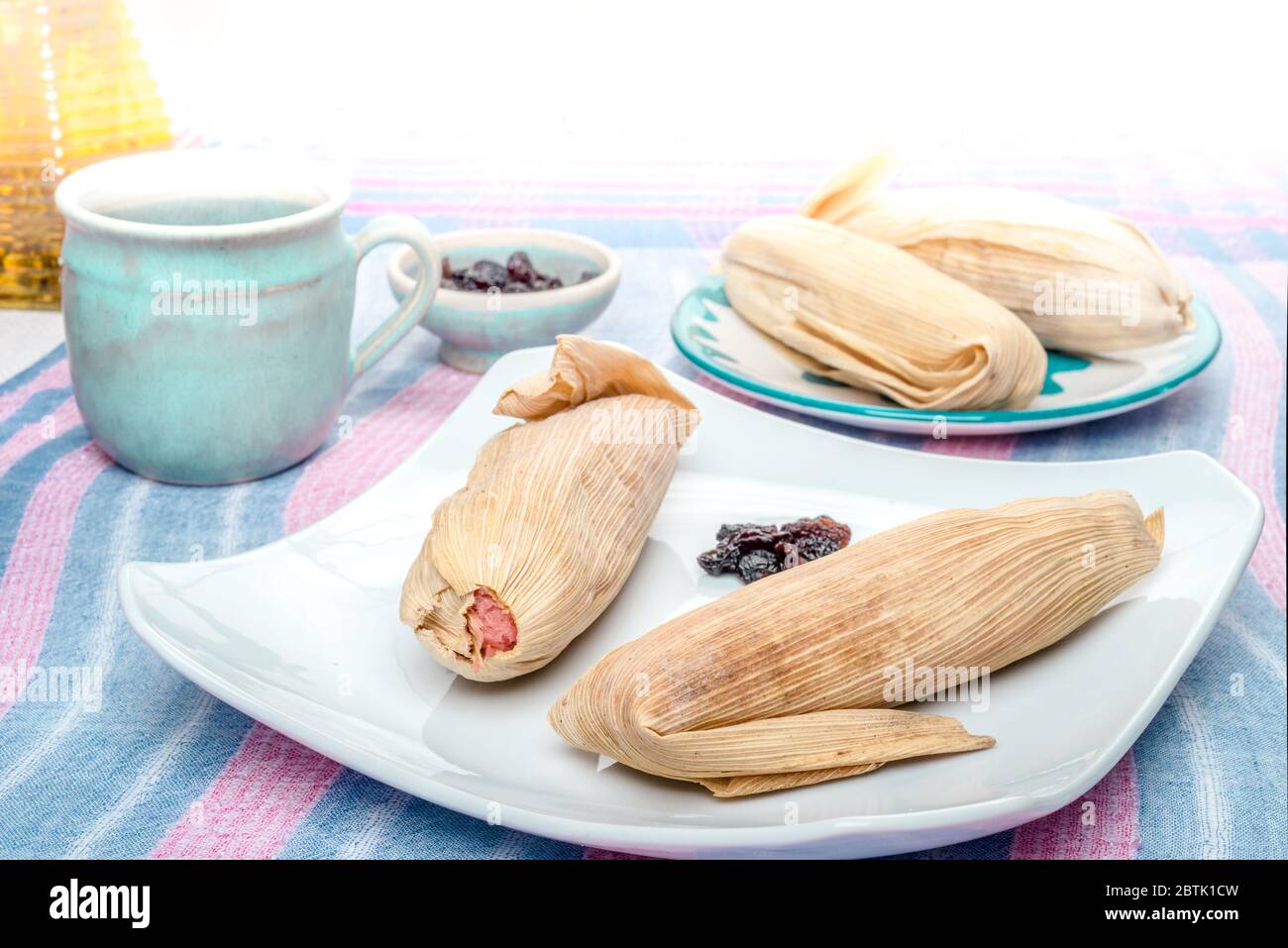 Tamale dulce, plato mexicano hecho con masa de maíz con pasas y fresa o
