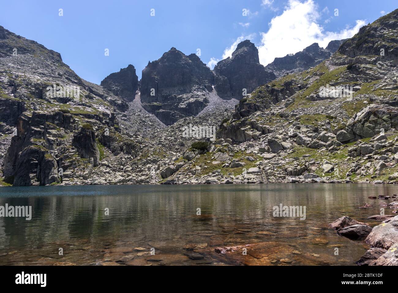 Paisaje increíble del lago Scary (lago Strashnoto), montaña Rila, Bulgaria Foto de stock