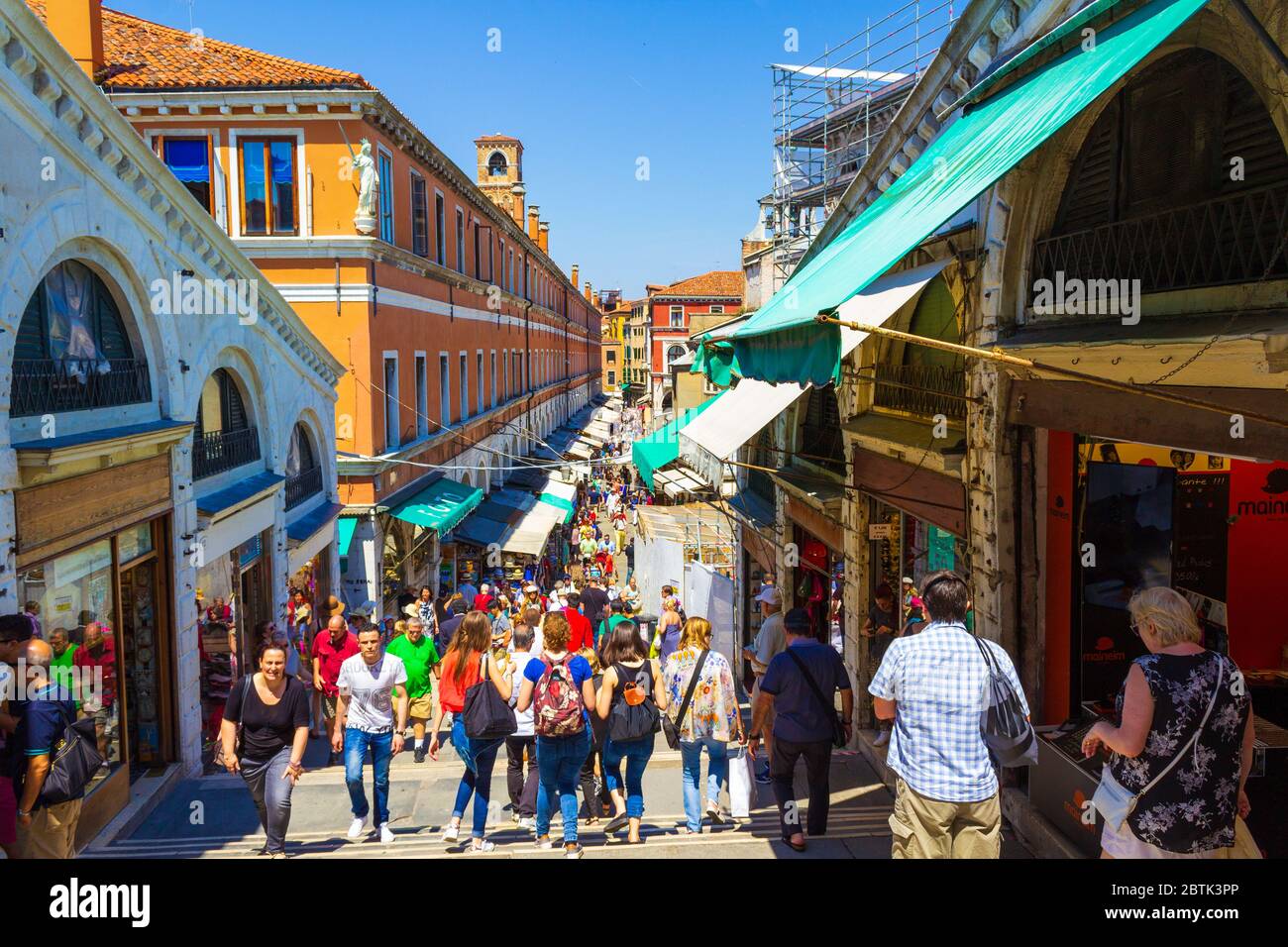 Vista del animado Puente de Rialto, atracción turística significativa, puente peatonal cruzando el Gran Canal con tiendas y ,Italia,Junio 2016 Fotografía de stock - Alamy Vista del animado Puente de Rialto, atracción turística significativa, puente peatonal cruzando el Gran Canal con tiendas y ,Italia,Junio 2016 Fotografía de stock - Alamy