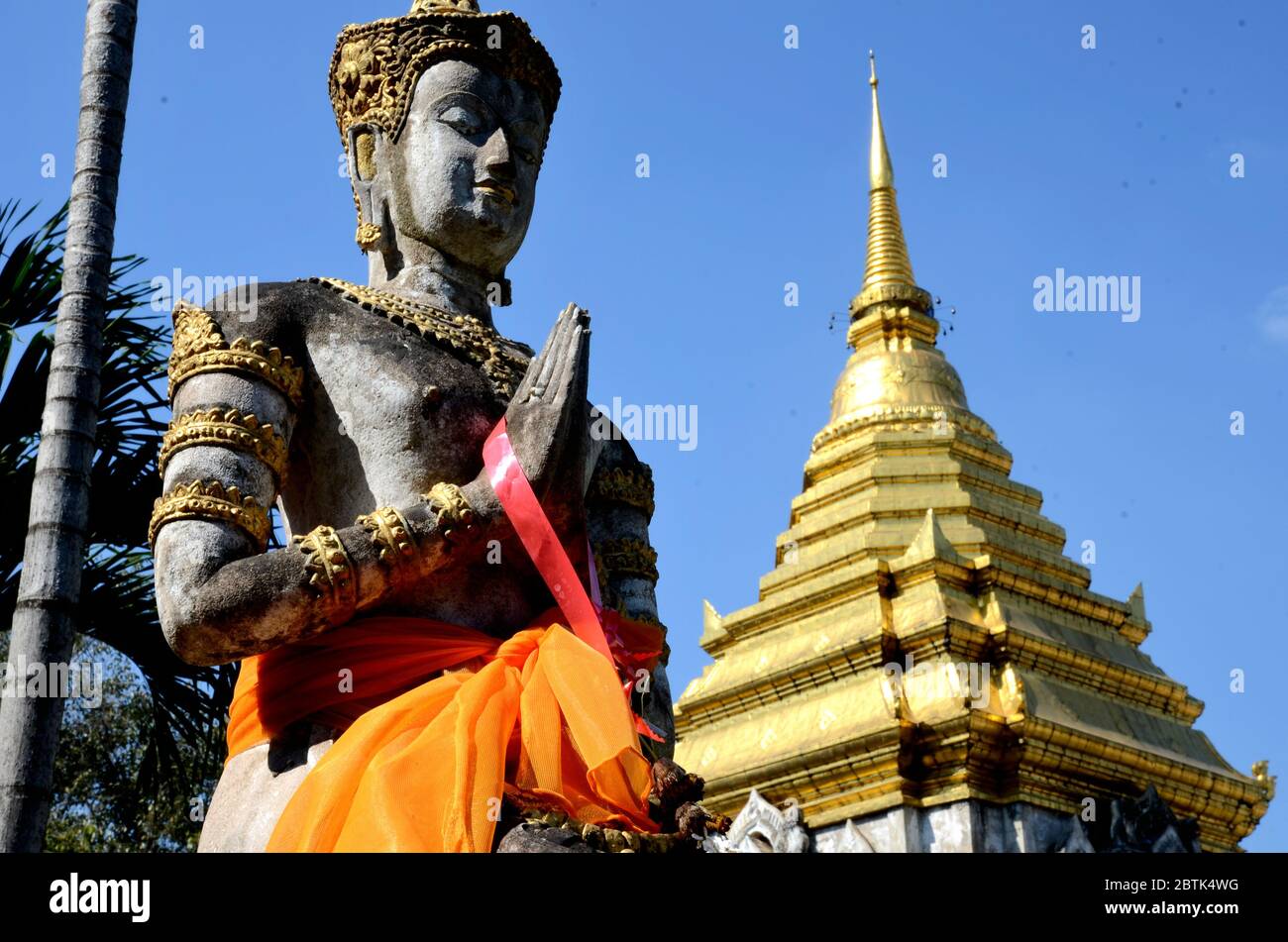 La estatua negra está al lado del mejo dorado de Wat Chiang Man en Chiang Mai Foto de stock
