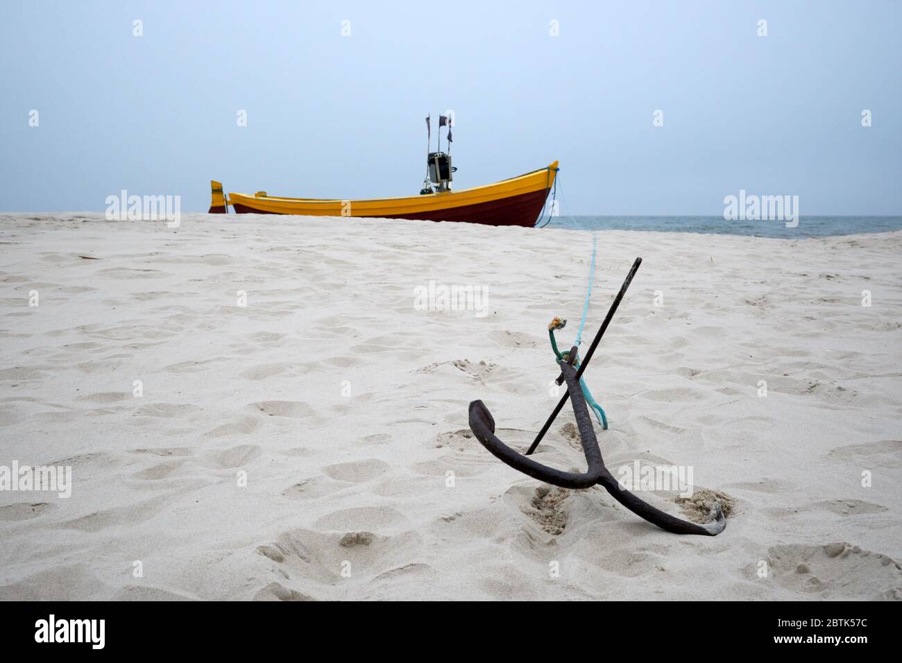 Ancla de un barco de pesca en una playa de arena Fotografía de stock - Alamy