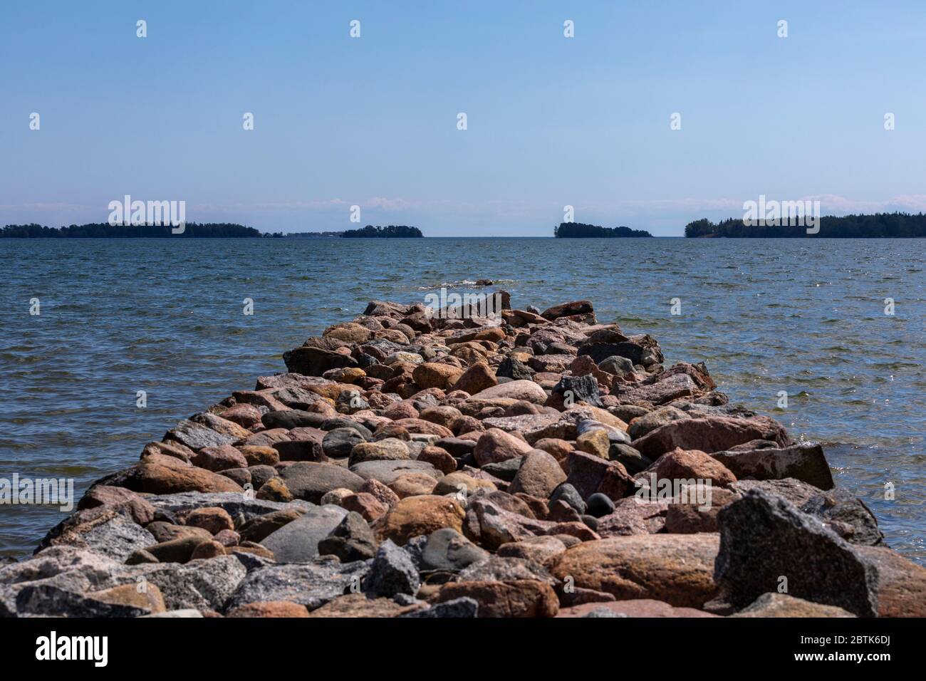 Rompeolas llegando al Mar Báltico en Espoo sin gente en escena Foto de stock