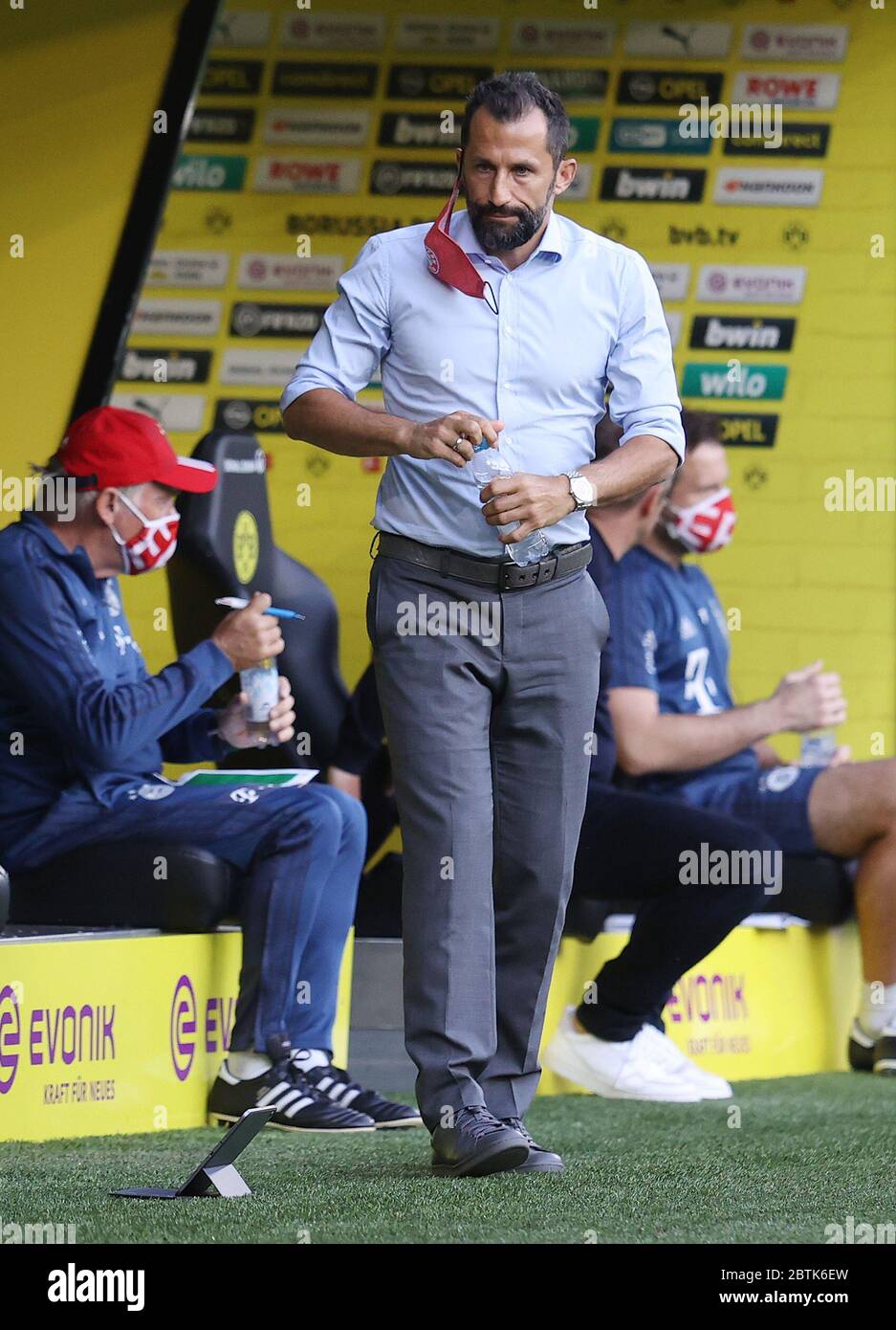 Dortmund, Alemania, 26 de mayo de 2020 Hasan ( Brazzo ) Salihamidzic, director deportivo del FCB en el partido de fútbol BORUSSIA DORTMUND - FC BAYERN MUENCHEN en 1. Bundesliga 2019/2020, día de partido 28. © Peter Schatz / Alamy Live News / Pool via Jürgen Fromme / firosportfoto - DFL REGULACIONES PROHÍBEN CUALQUIER USO DE FOTOGRAFÍAS como SECUENCIAS DE IMÁGENES y/o CUASI-VIDEO - National and International News-agencies OUT sólo uso editorial Foto de stock