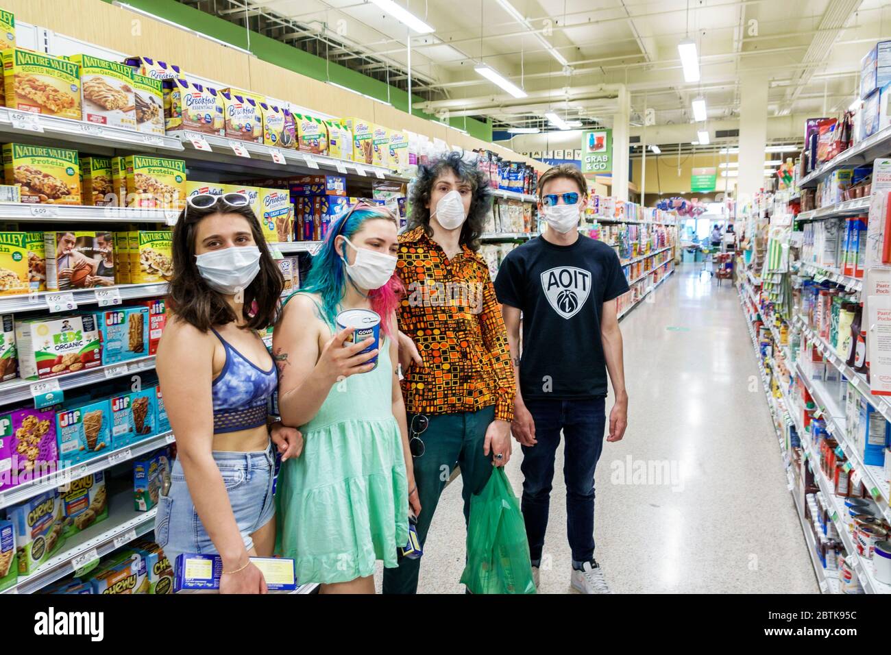 Miami Beach Florida, supermercado Publix tienda de comestibles, pasillo, enfermedad de crisis pandémica de coronavirus Covid-19, infección, prevención de enfermedades contagiosas, y Foto de stock