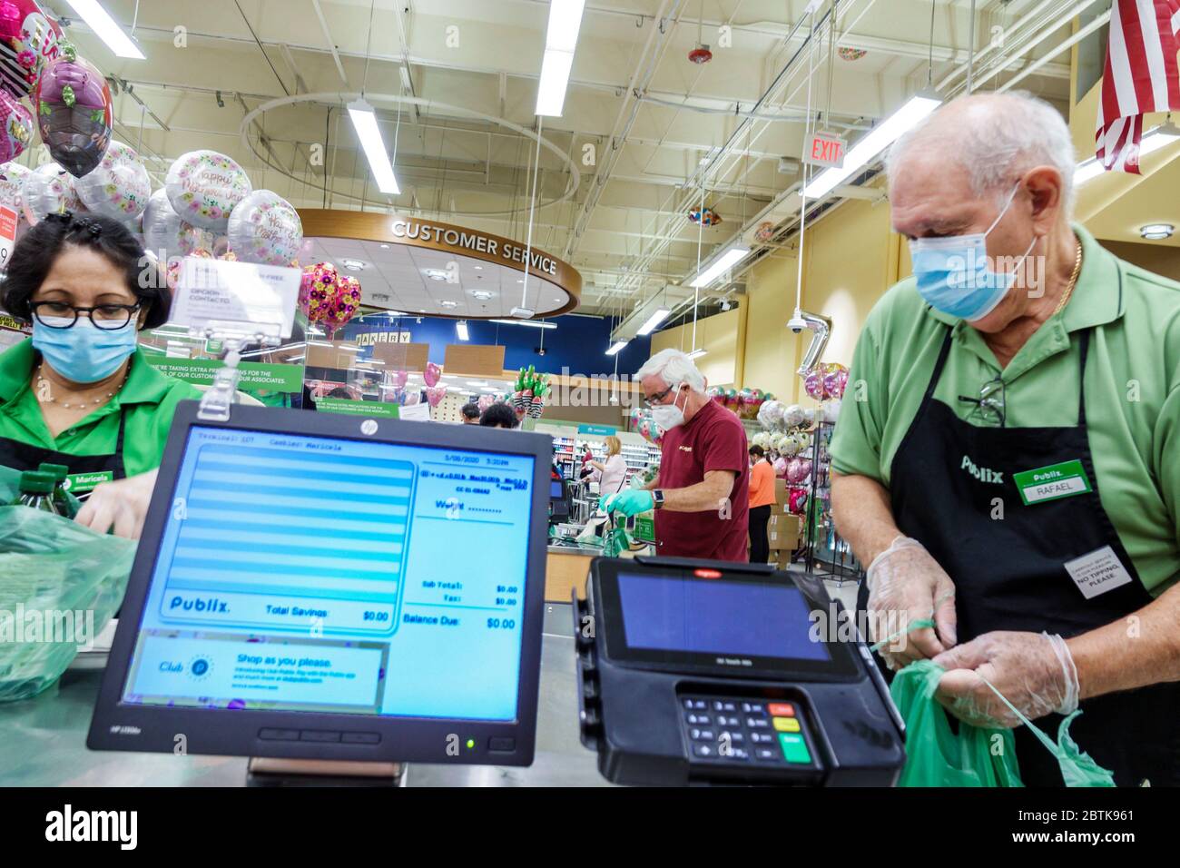 Miami Beach Florida, supermercado Publix tienda de comestibles, enfermedad de crisis pandémica de coronavirus Covid-19, infección, prevención de enfermedades contagiosas, cajero Foto de stock