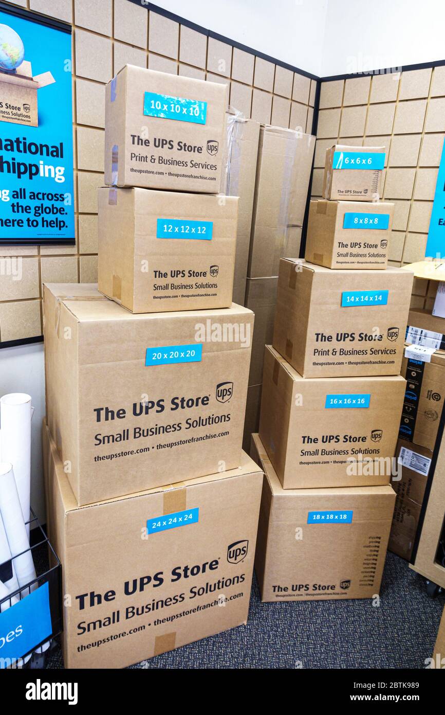 Miami Beach Florida,UPS Store United Parcel Service,Inside,venta de pantalla,cajas de envío de diferentes tamaños,suministros,FL200520020 Foto de stock