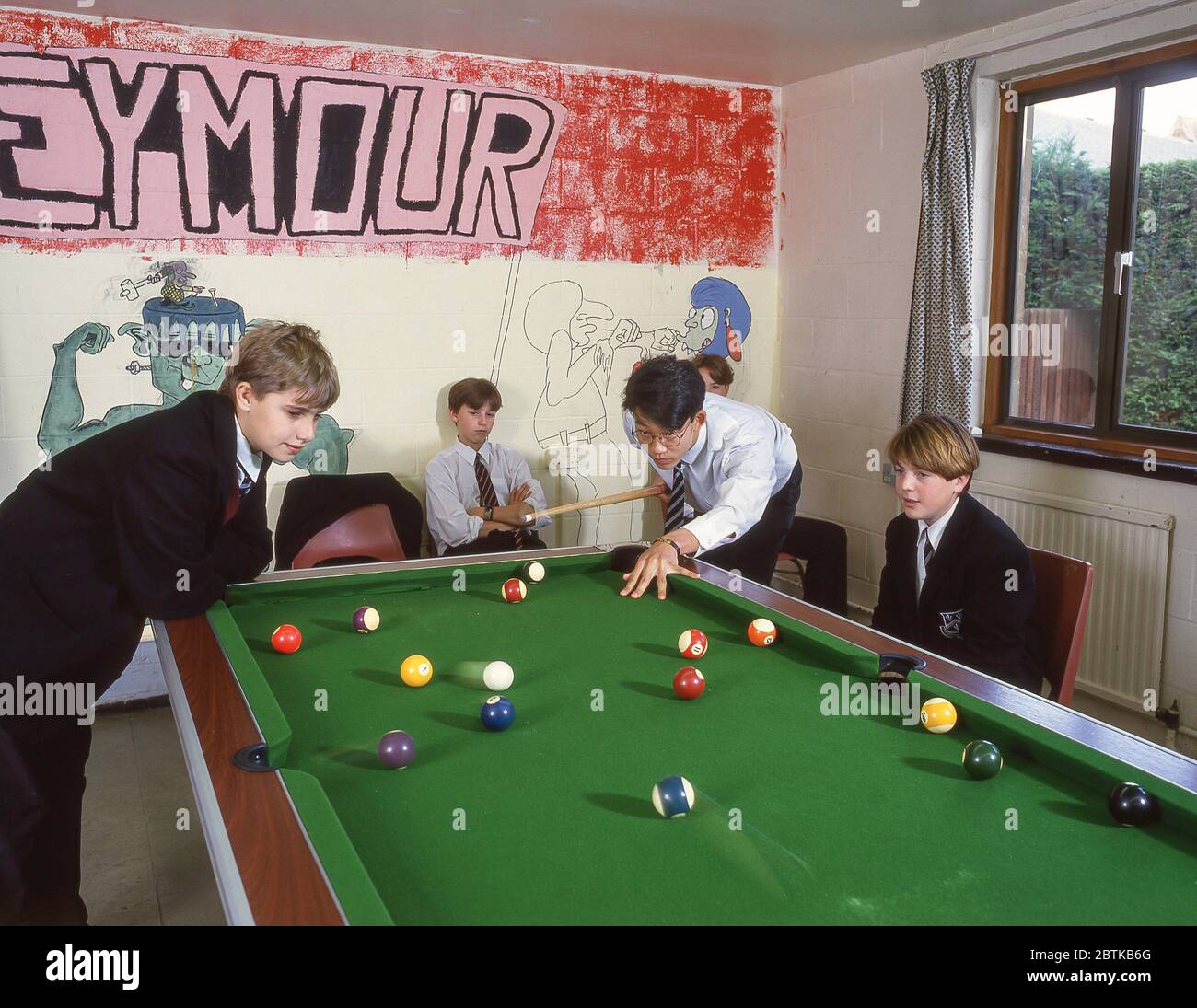 Los que juegan al billar en la escuela secundaria independiente, Surrey,  Inglaterra, Reino Unido Fotografía de stock - Alamy