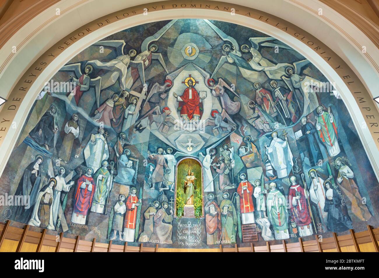BARCELONA, ESPAÑA - 5 DE MARZO de 2020: El fresco moderno de Jesús entre los santos en la iglesia Santuario María Auxiliadora. Foto de stock