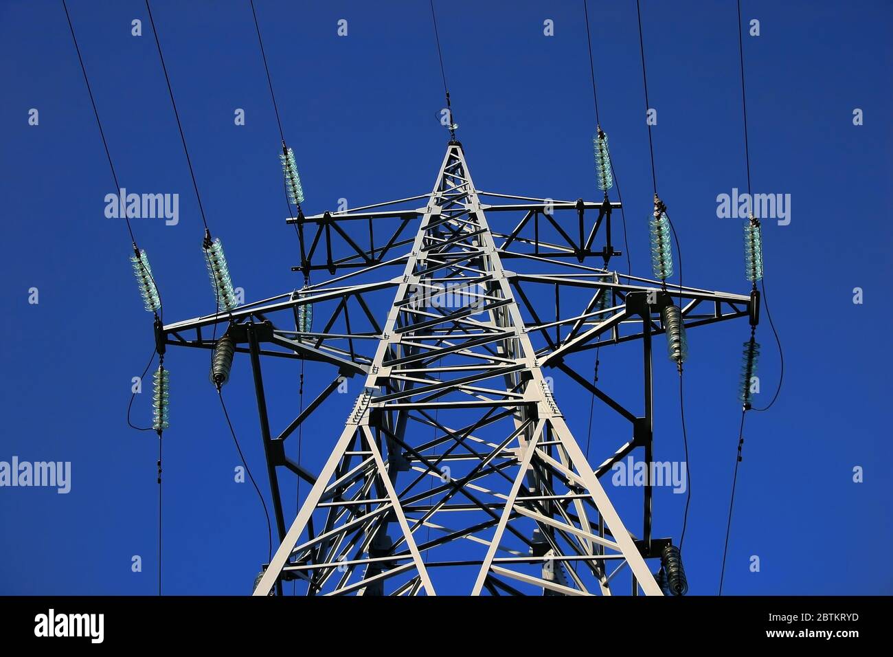 Construcción de torre de línea eléctrica de alta tensión, cables eléctricos  contra el cielo azul oscuro y claro Fotografía de stock - Alamy
