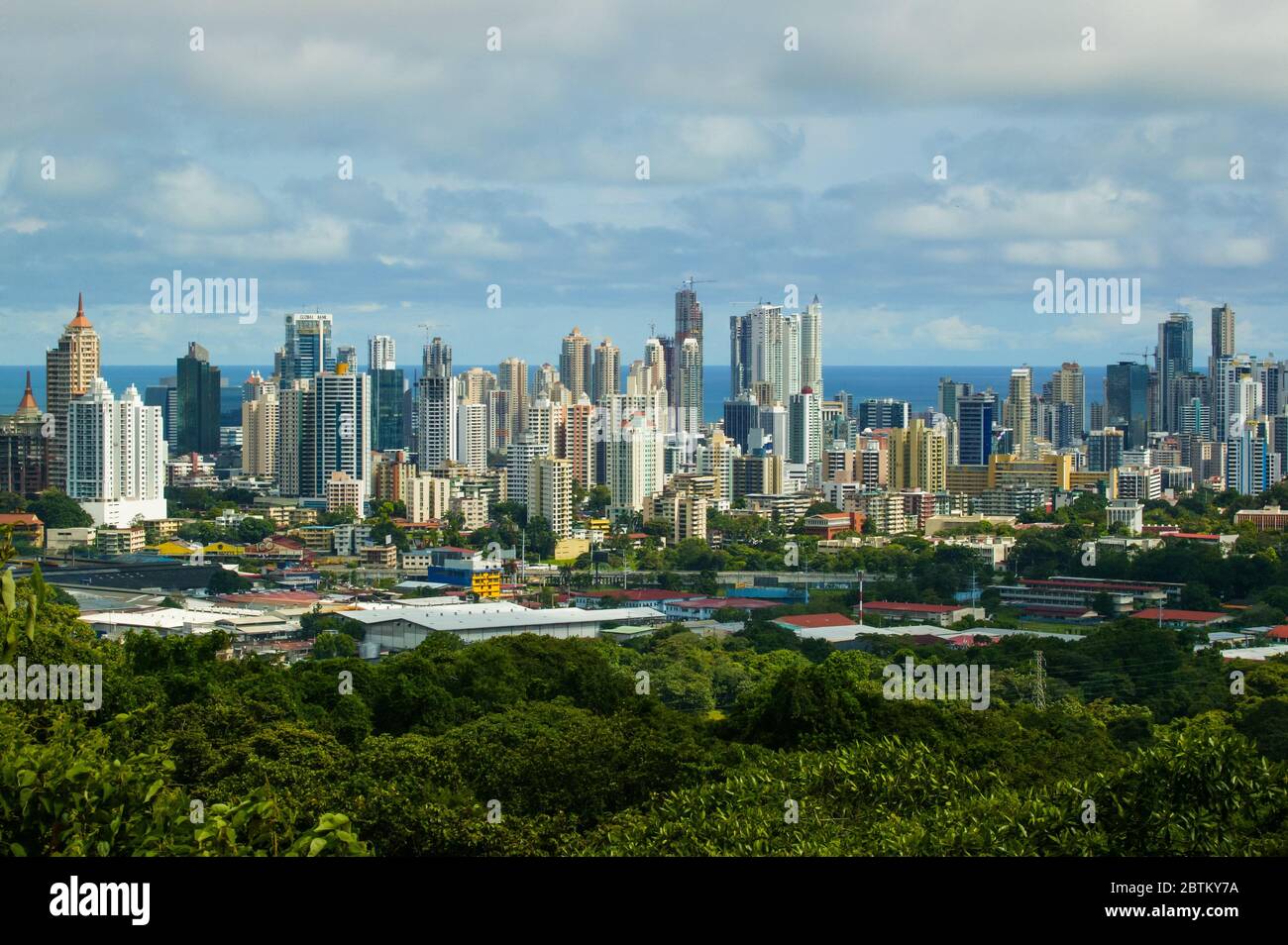 Vista panorámica de la Ciudad de Panamá vista desde el Parque Metropolitano, República de Panamá. Noviembre de 2007. Foto de stock