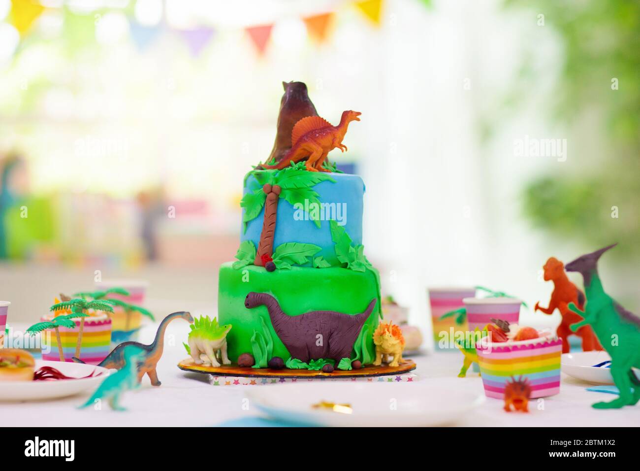 Fiesta de cumpleaños de los niños. Pastel de capa temática de dinosaurio.  Evento para niños. Decoración para la celebración temática de los  dinosaurios Fotografía de stock - Alamy