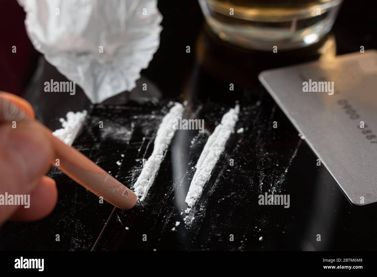 https://c8.alamy.com/compes/2btm6m8/lineas-de-cocaina-preparadas-sobre-una-mesa-y-un-billete-enrollado-listo-para-ser-esnifado-2btm6m8.jpg