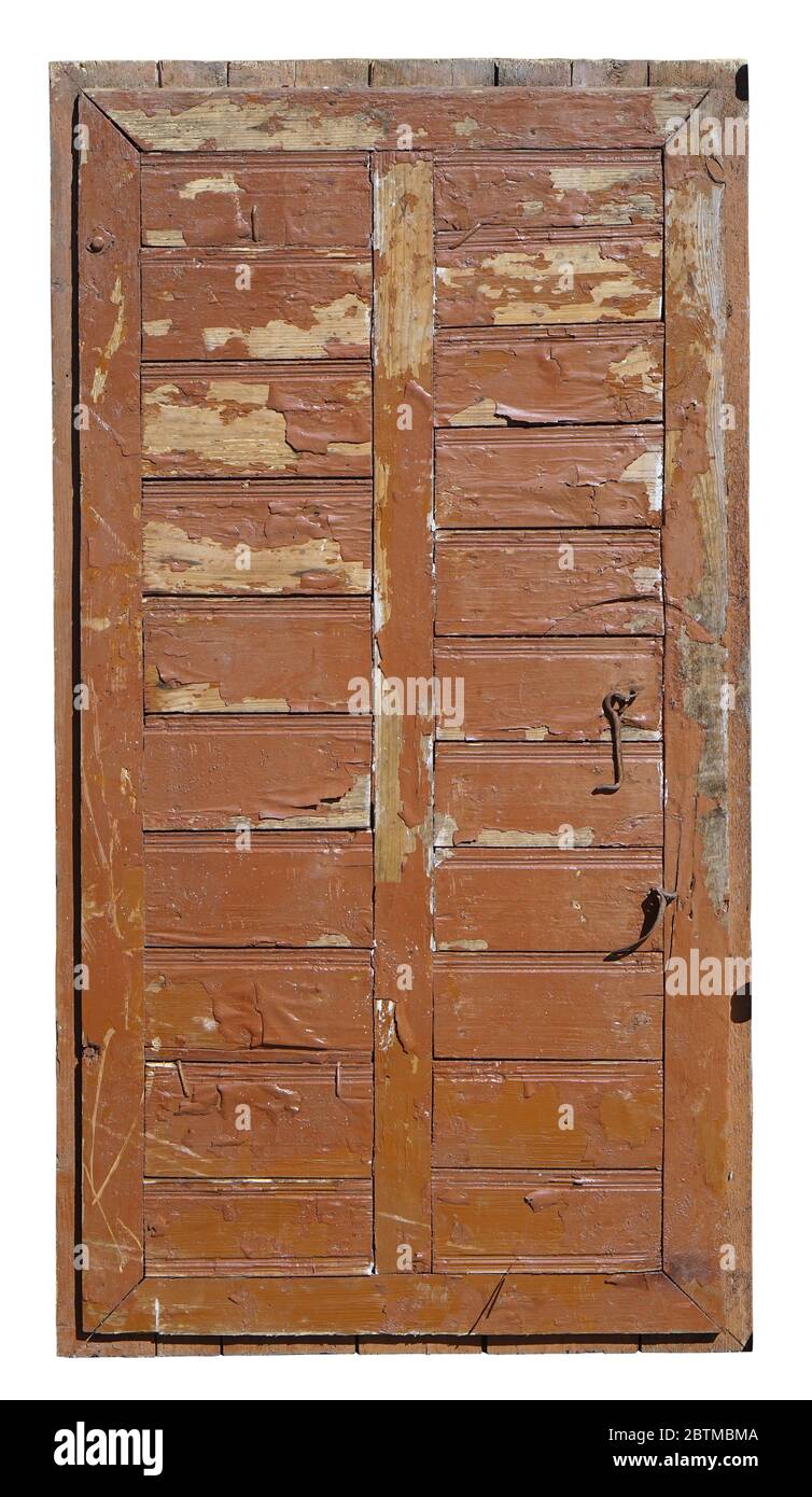 La puerta de madera rota del granero rural arruinado estaba pintada de  marrón. Aislado sobre blanco Fotografía de stock - Alamy