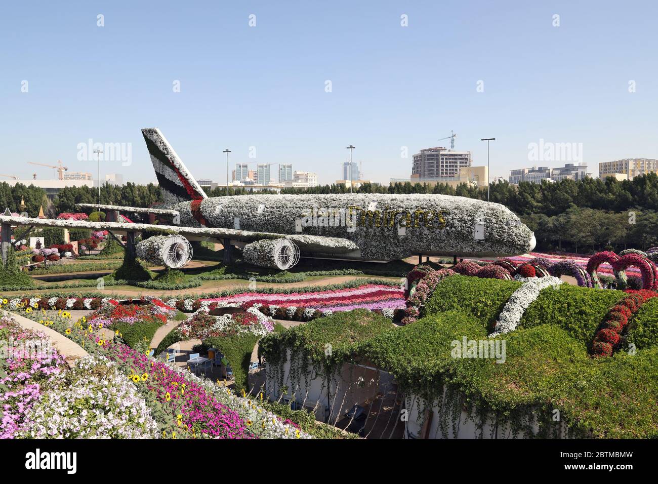Dubai, Emiratos Árabes Unidos - 28 de marzo de 2020: Emiratos Boeing modelo  de avión en parque público hecho de flores de primavera y plantas  ornamentales Fotografía de stock - Alamy