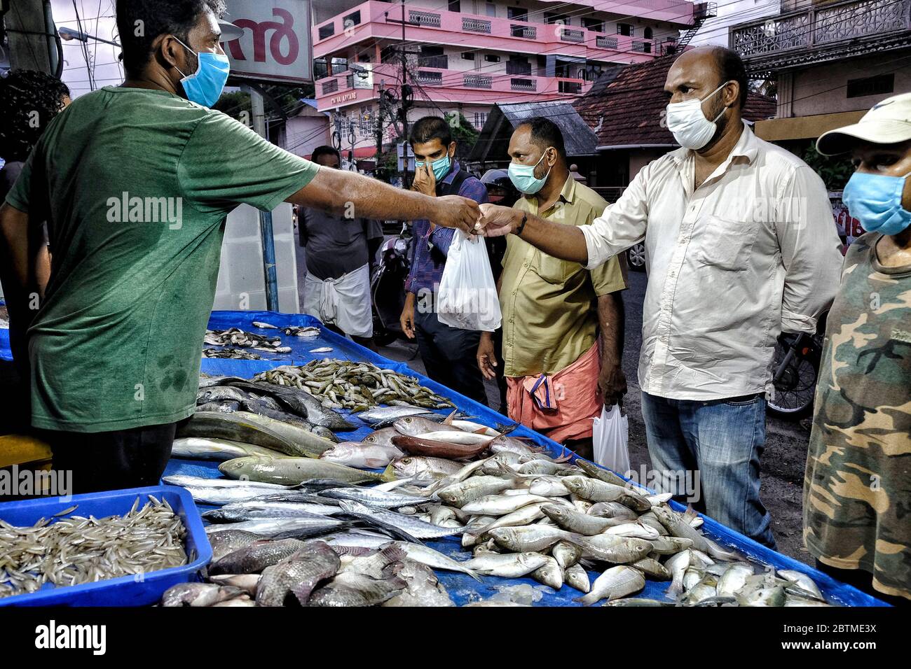 Kochi, India - Mayo 2020: Hombres comprando pescado durante el cierre de la pandemia de Covid-19 el 26 de mayo de 2020 en Kochi, Kerala, India. Foto de stock