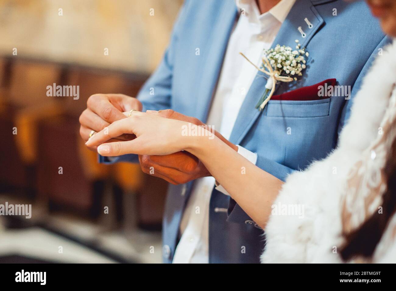 de anillos de boda. Novio pone un anillo en dedo de la novia Fotografía de stock - Alamy