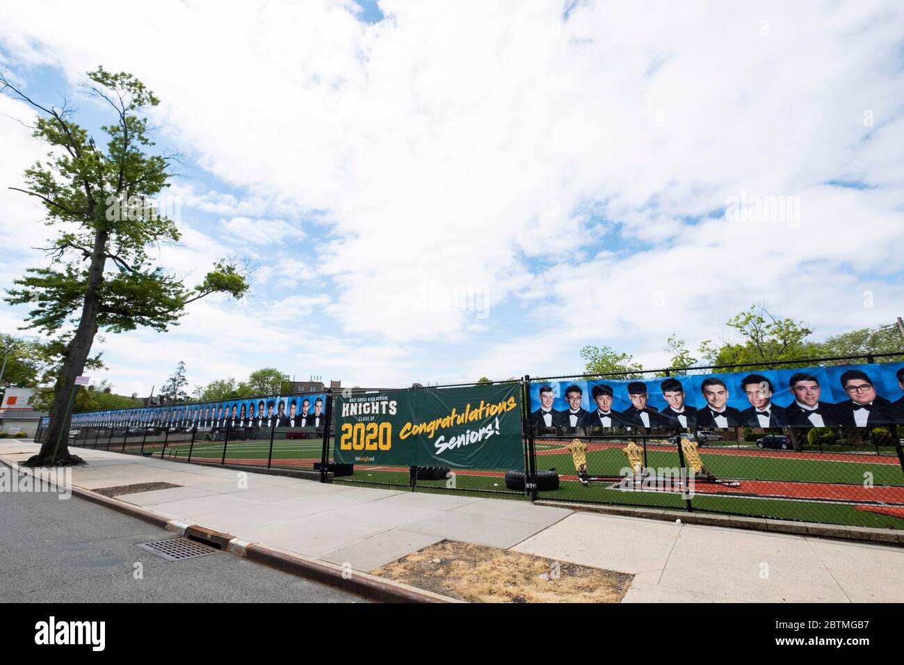 En lugar de una ceremonia de graduación, la Escuela Secundaria de Santa Cruz colgó una pancarta y fotos de los graduados. En Flushing, Queens, Nueva York. Foto de stock
