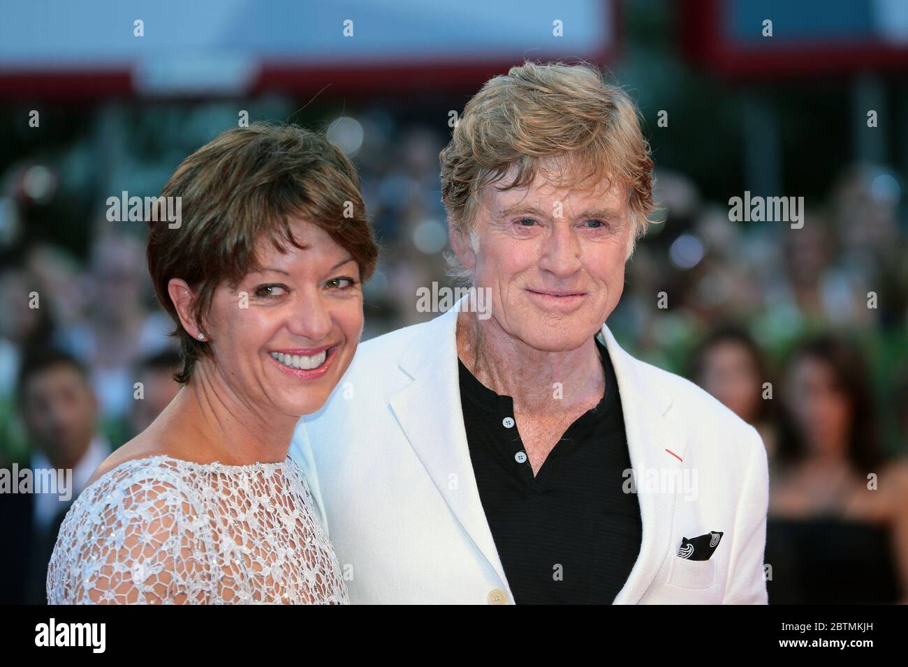 VENECIA, ITALIA - SEPTIEMBRE 06: Robert Redford y su esposa Sibylle Szaggars asisten a la Premiere 'la Compañía que se mantiene' en el 69 Festival de Cine de Venecia Foto de stock