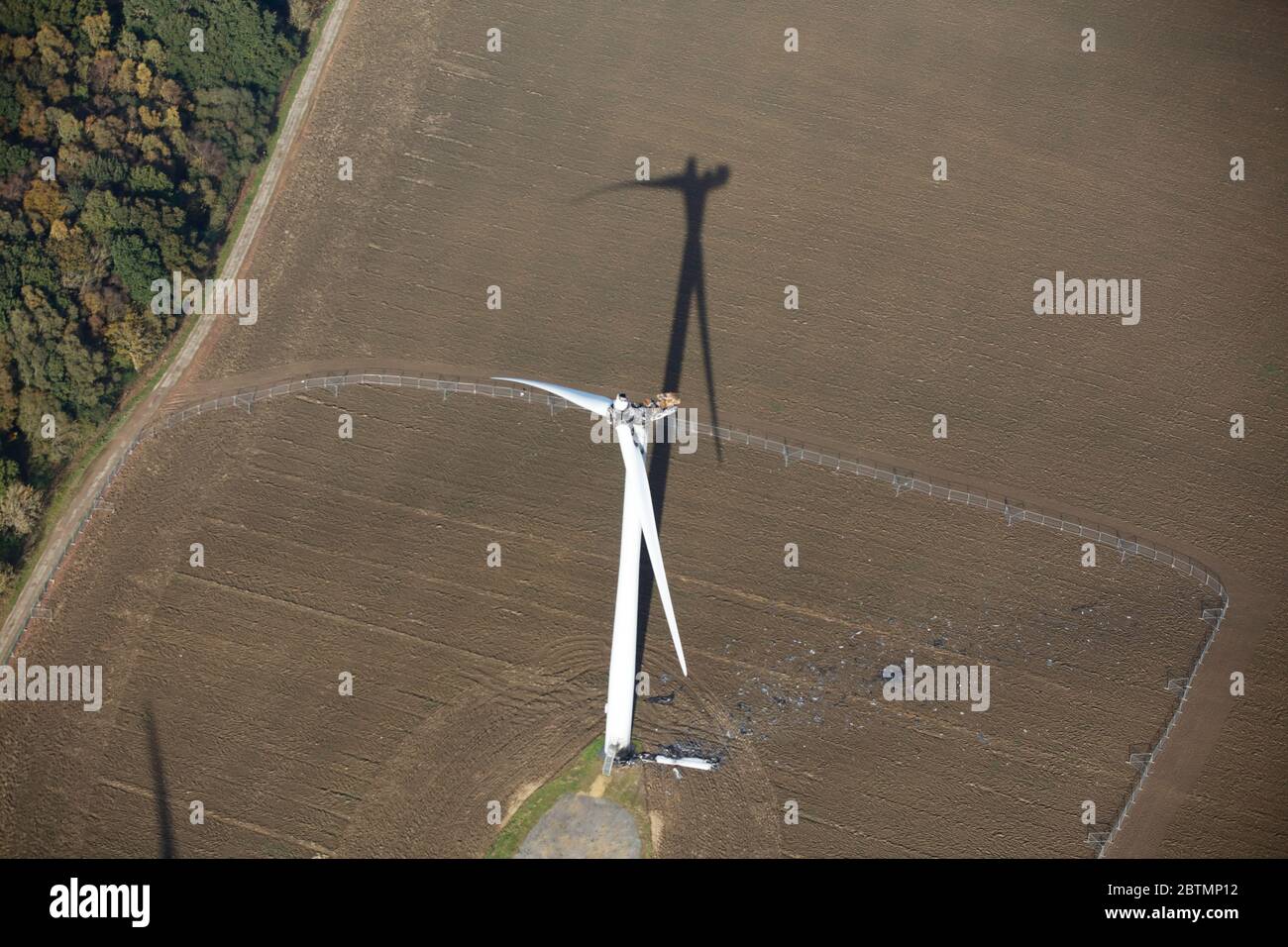 Vista aérea de un aerogenerador dañado en Inglaterra, Reino Unido Foto de stock