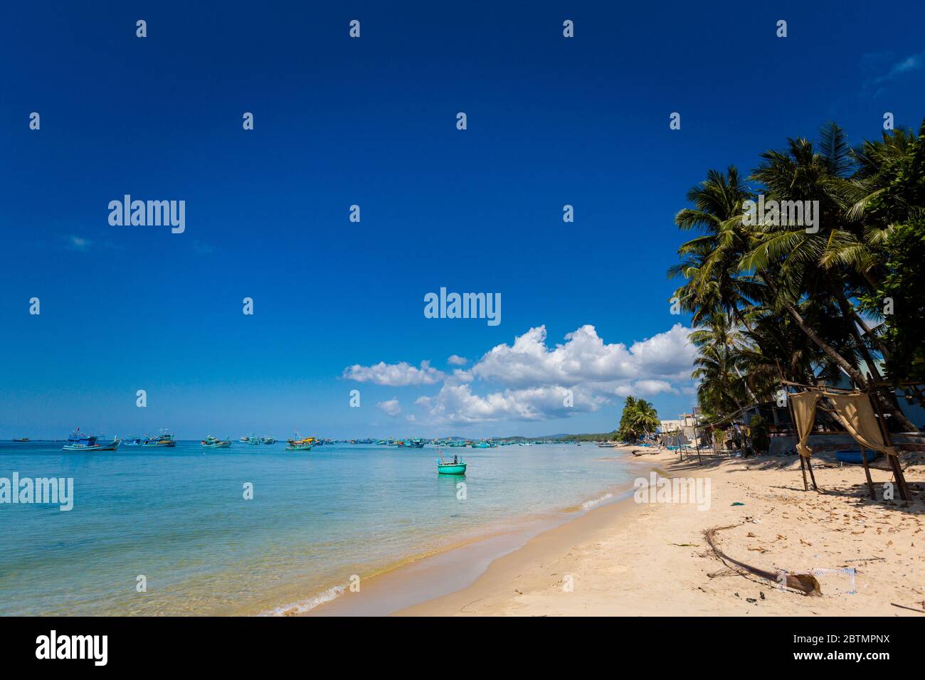 Paisaje marino de verano en la isla tropical Phu Quoc, zona de Cua lo en  Vietnam. Paisaje de la zona de playa de Ong Lang con cielo azul Fotografía  de stock -