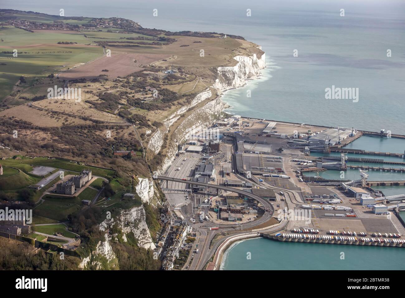 Vista aérea del Puerto de Dover y los acantilados blancos de Dover, Reino Unido Foto de stock