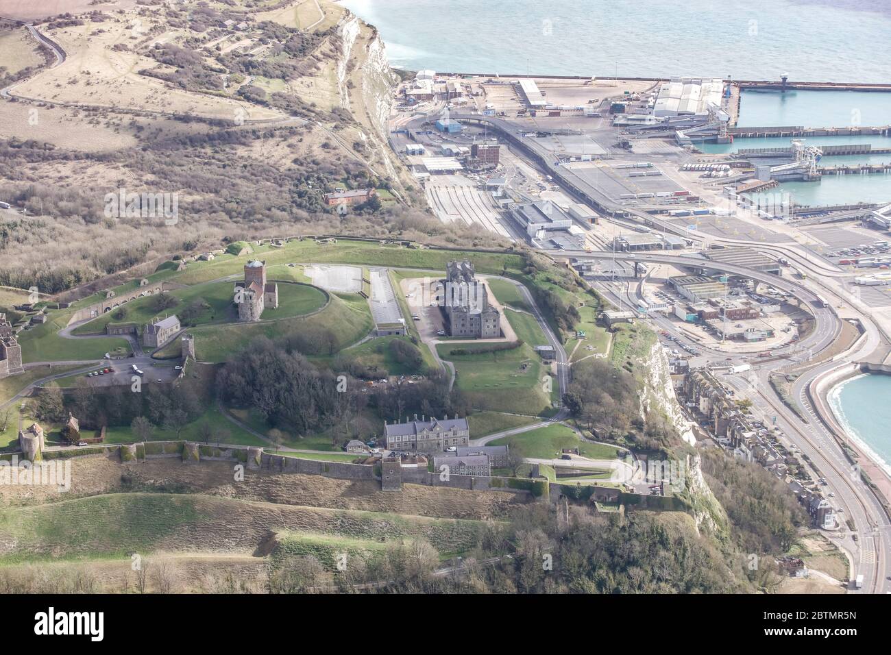 Vista aérea del Castillo de Dover y el Puerto de Dover, Inglaterra Foto de stock