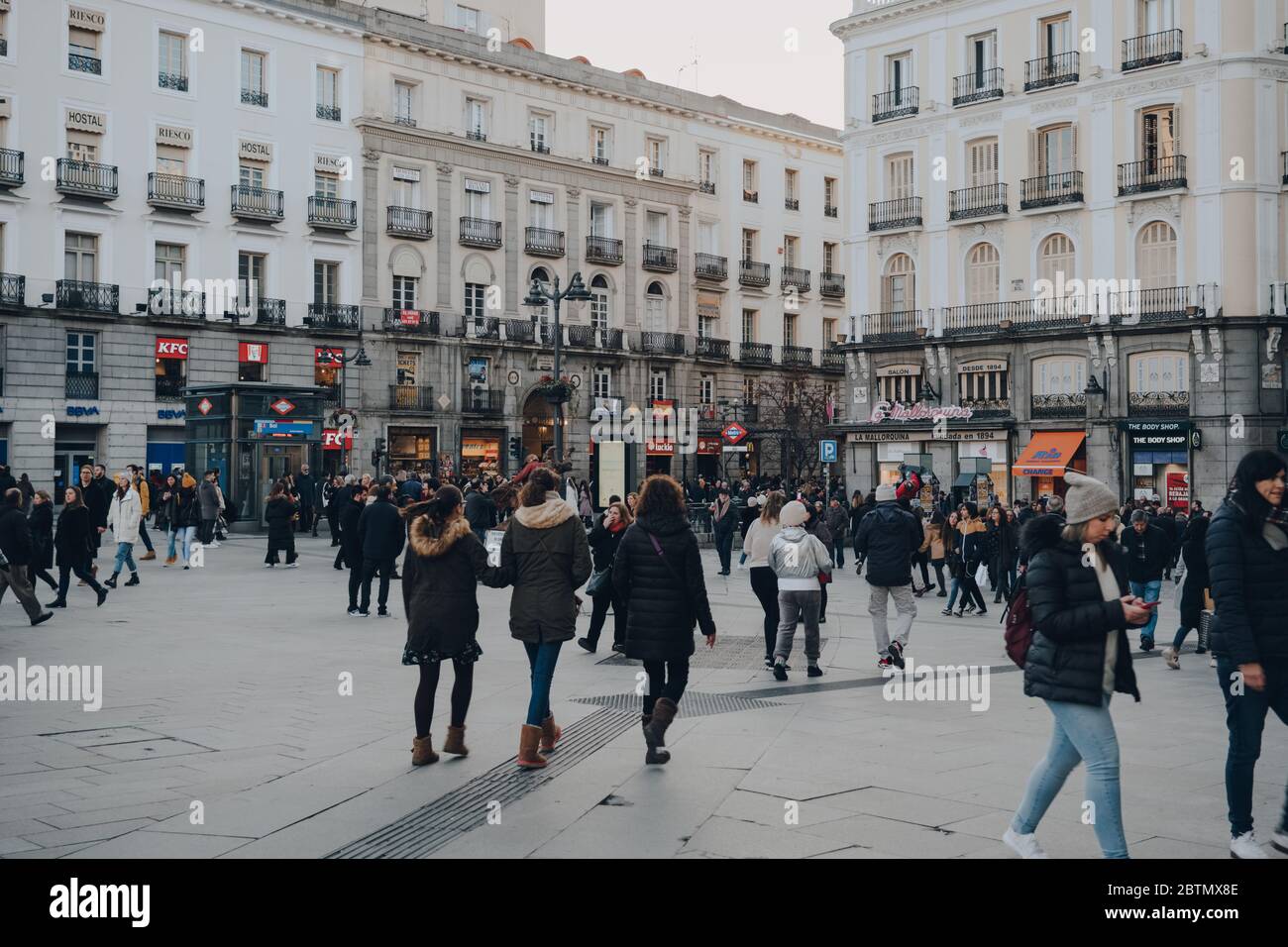 Madrid, España - 26 de enero de 2020: Mucha gente caminando por la Puerta  del Sol, una plaza pública de Madrid y uno de los lugares más conocidos y  concurridos de la