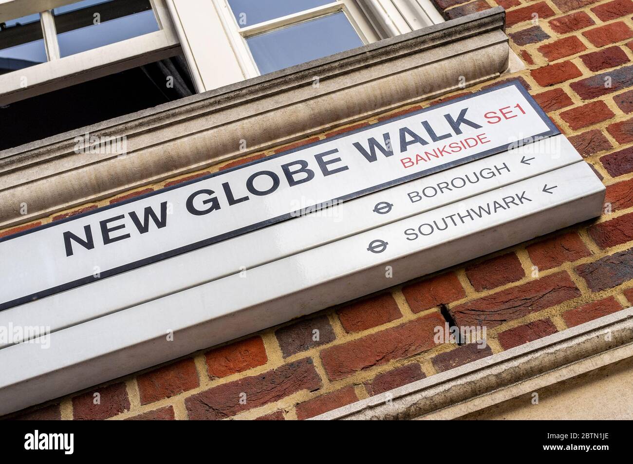 Señal de nombre de calle para New Globe Walk, con indicaciones de información turística en el barrio de Southwark en Londres, Inglaterra Foto de stock