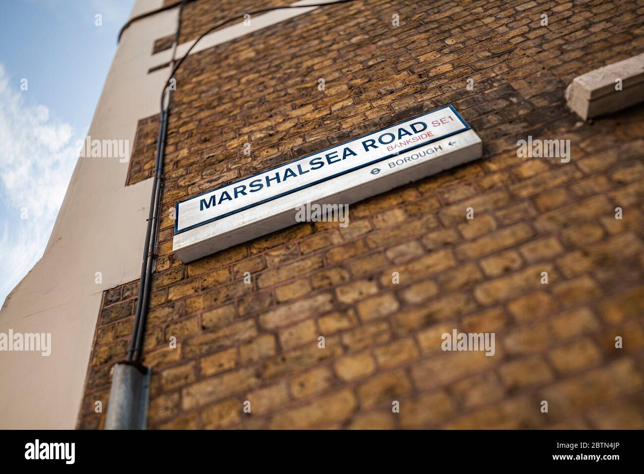 Señal de nombre de calle para Marshalsea Road en el área del Borough de Londres Foto de stock