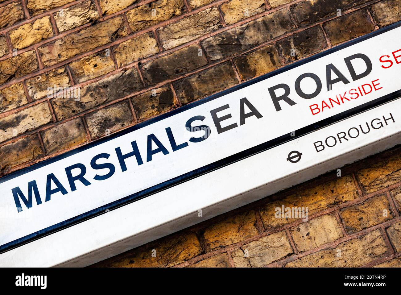 Nombre de la calle signo de Marshalsea Road en el área Borough de Londres, Inglaterra Foto de stock