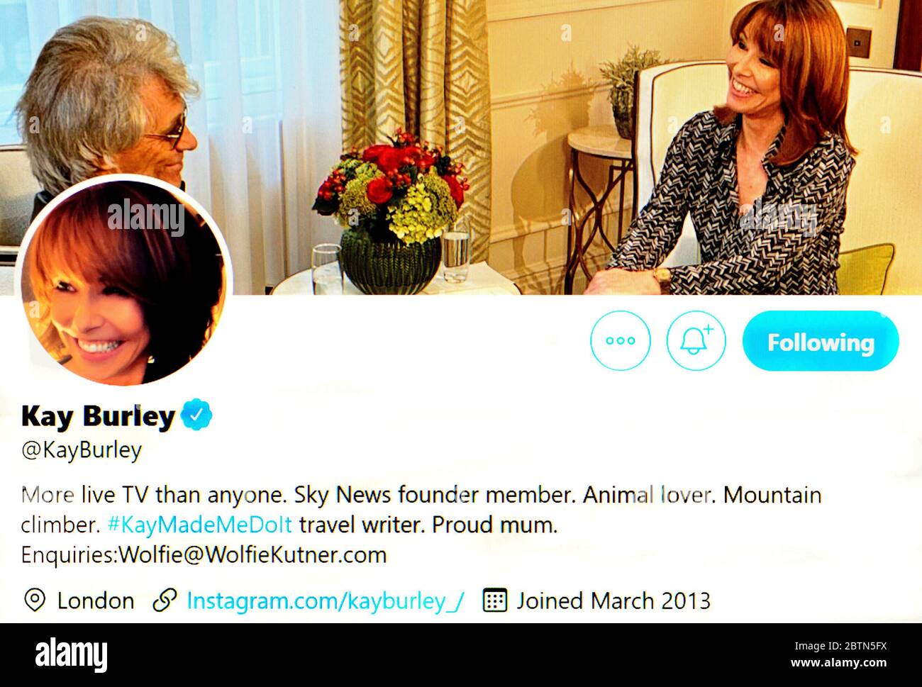 Página de Twitter (Mayo 2020) Kay Burley - periodista y presentadora de Sky News Foto de stock