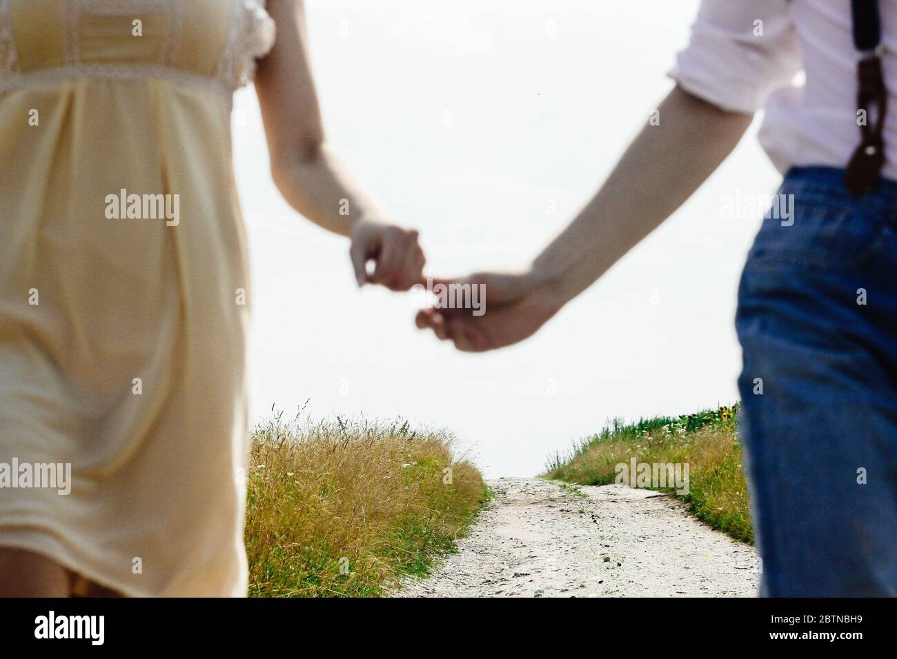 Pareja Comprometida Manos Fotos E Imagenes De Stock Alamy