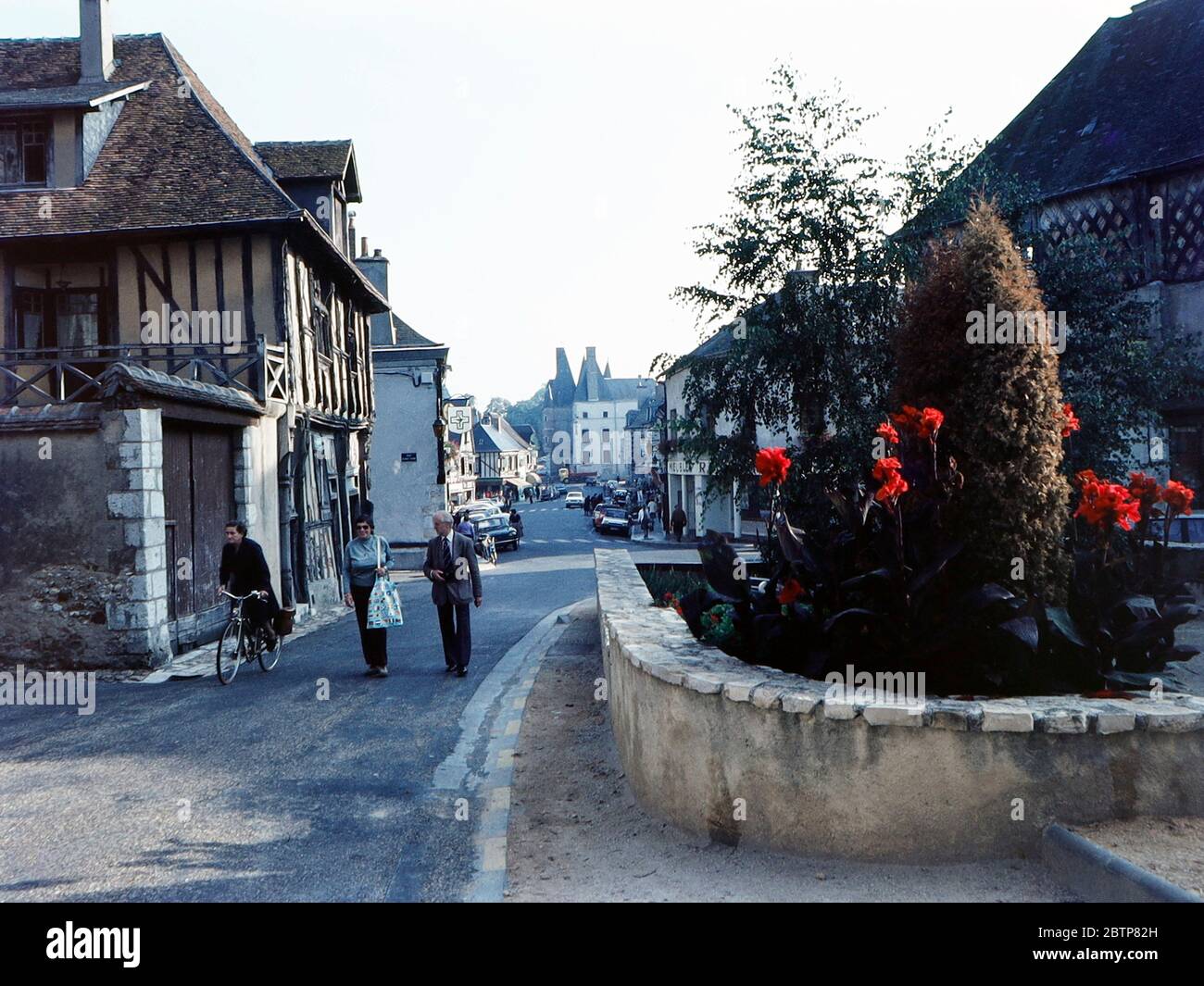 Vista hacia Rue du Prieuré en Aubigny-sur-Nère, Francia, foto en 1972. Foto de stock