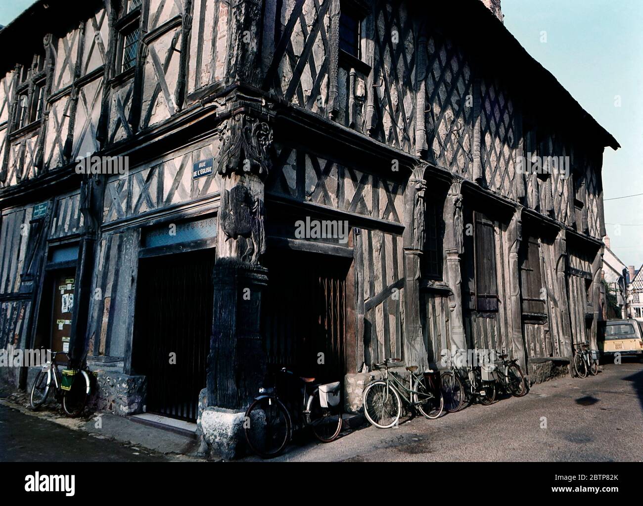 Edificio medieval con entramado de madera en Aubigny-sur-Nère, Francia, ilustrado en 1972. El edificio alberga ahora la galería de arte Galerie François 1er. Foto de stock