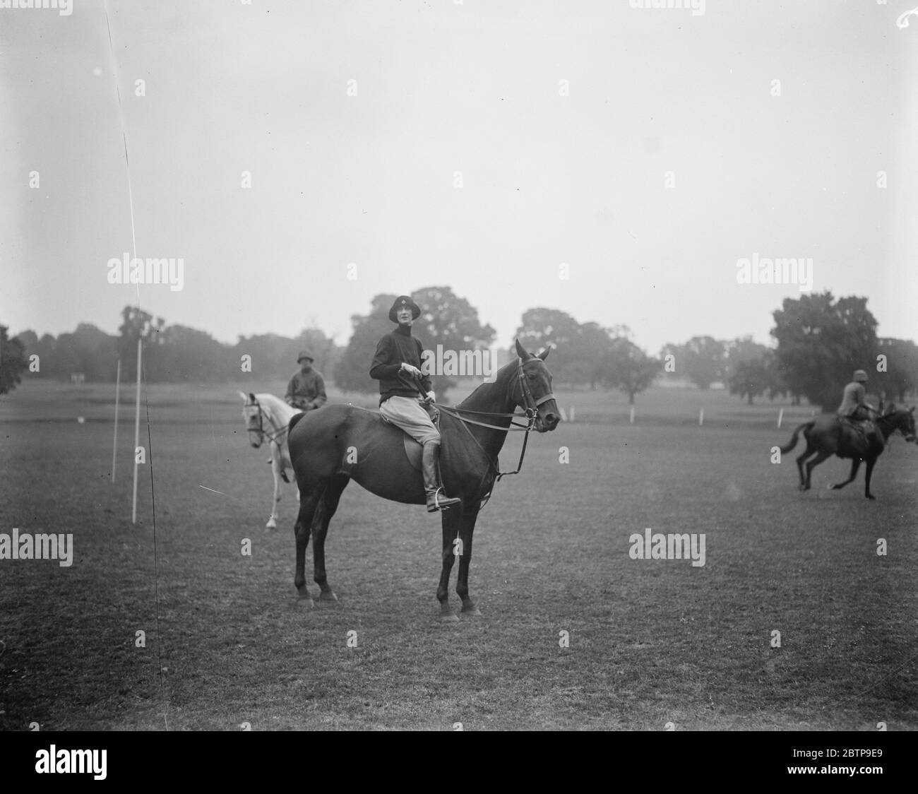 Roehampton club pony gymkhana Lady Wardender que compitió en algunos de los eventos 26 de junio de 1925 Foto de stock