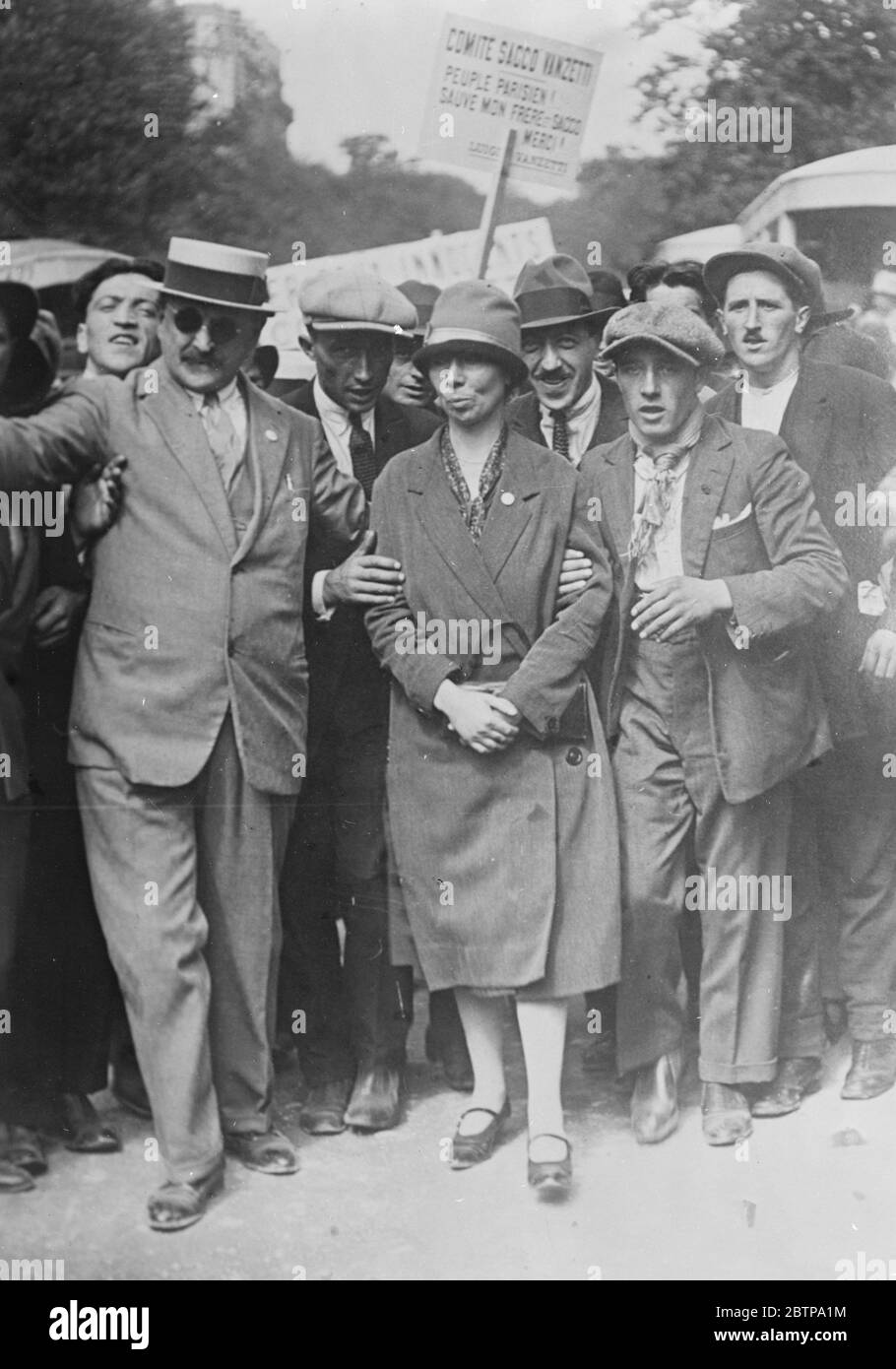 Sacco y Vanzetti . Mlle L Vanzetti , hermana de uno de los anarquistas estadounidenses condenados, participando en las manifestaciones que se celebran en Vincennes . 9 de agosto de 1927 Foto de stock
