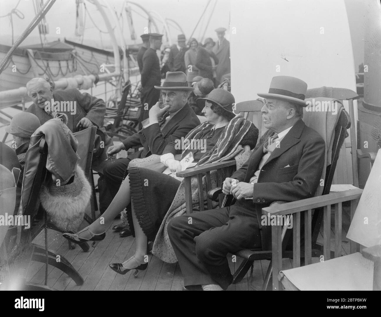 Liner tours on Thames - Sir Frederic Hymen Cowen (r) y Lady Cowen con Sir Samuel Instone, que estaban entre los que disfrutaron de un viaje en la Engadina. 31 de mayo de 1932 Foto de stock