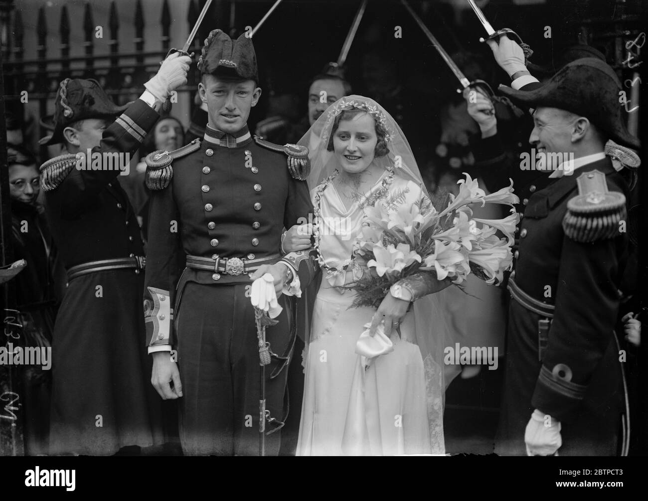 Una ocasión naval . El matrimonio de Lieut K M Woods , RN , HMS Antelope y Miss Adine Lang , en St Mark , North Audley Street . Novia y novio con la guardia naval de honor . 8 de octubre de 1932 Foto de stock