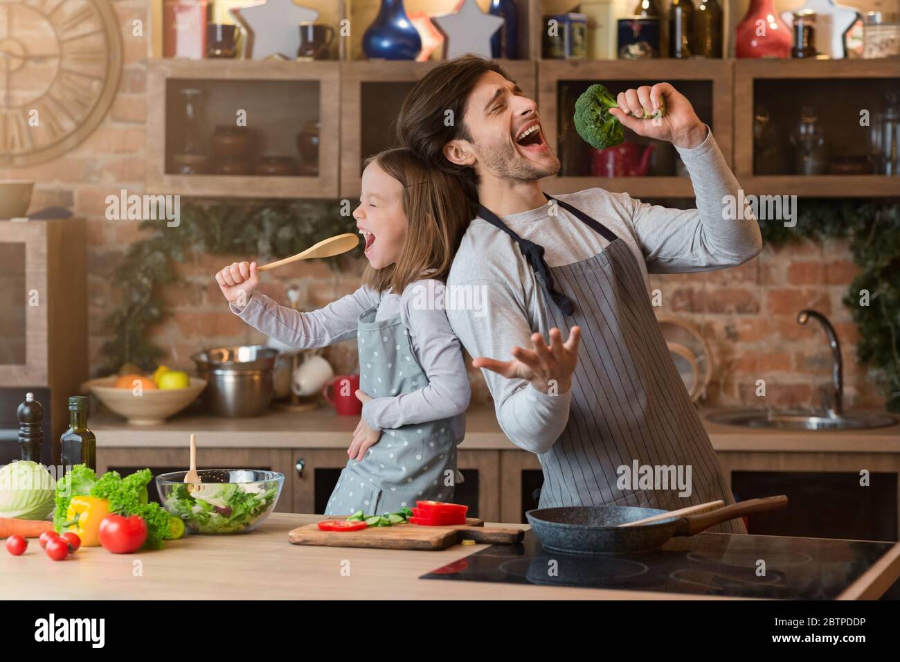 Papá e hija cocinando juntos fotografías e imágenes de alta resolución -  Alamy