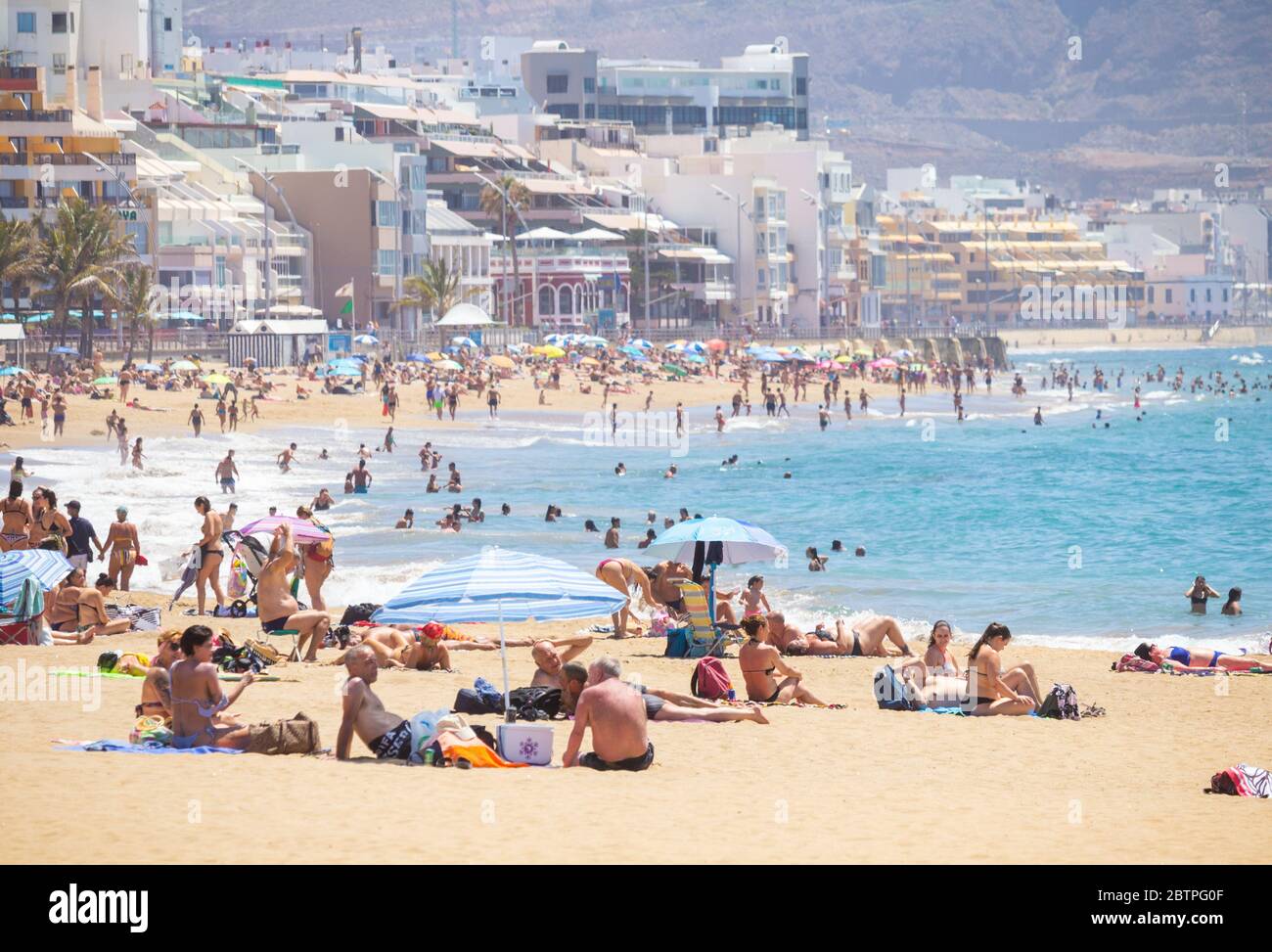 Las Palmas, Gran Canaria, Islas Canarias, España. 27 de mayo de 2020. Los  habitantes de Gran Canaria disfrutan de un sol espléndido en la playa de la  ciudad de las Palmas, ya