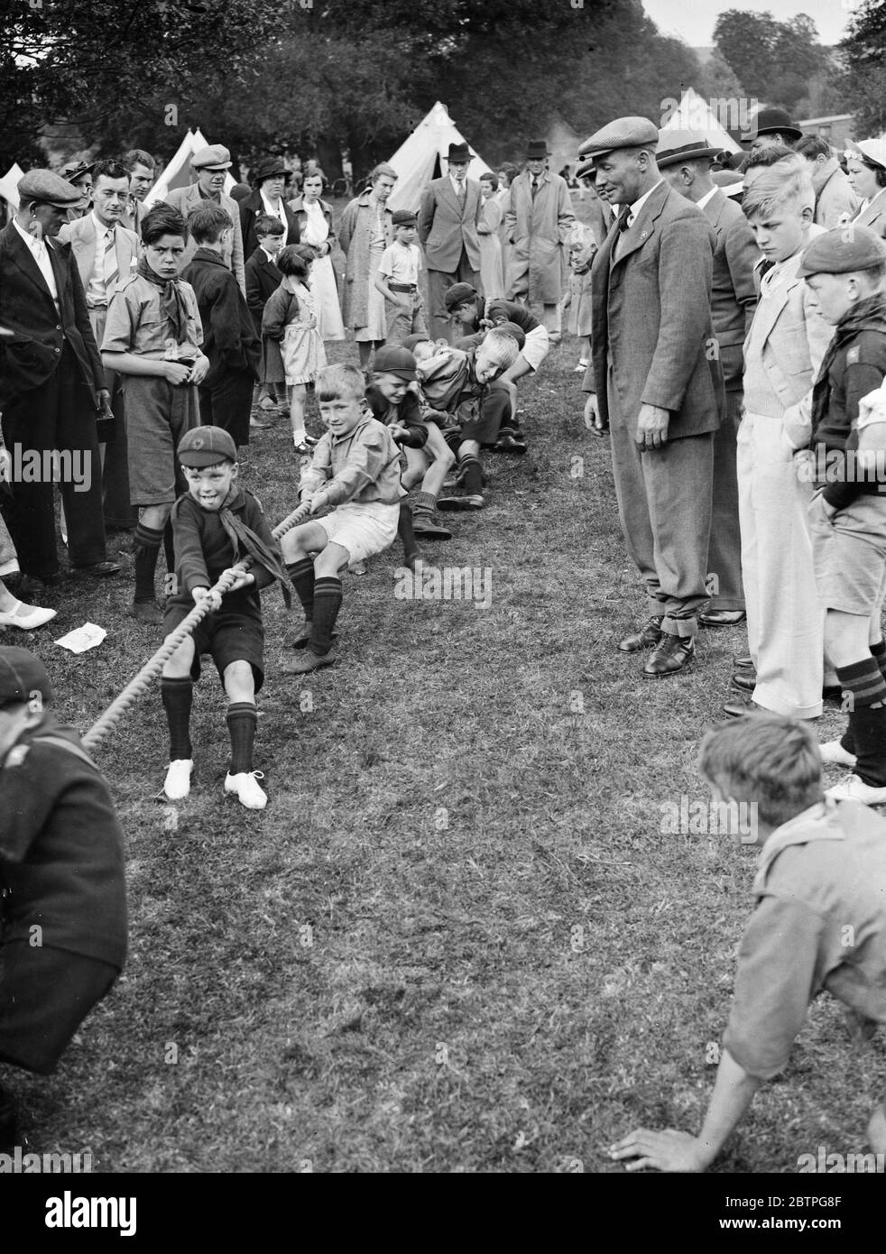 Scouts Jamboree . Cub scouts tug de guerra . 1938 Foto de stock
