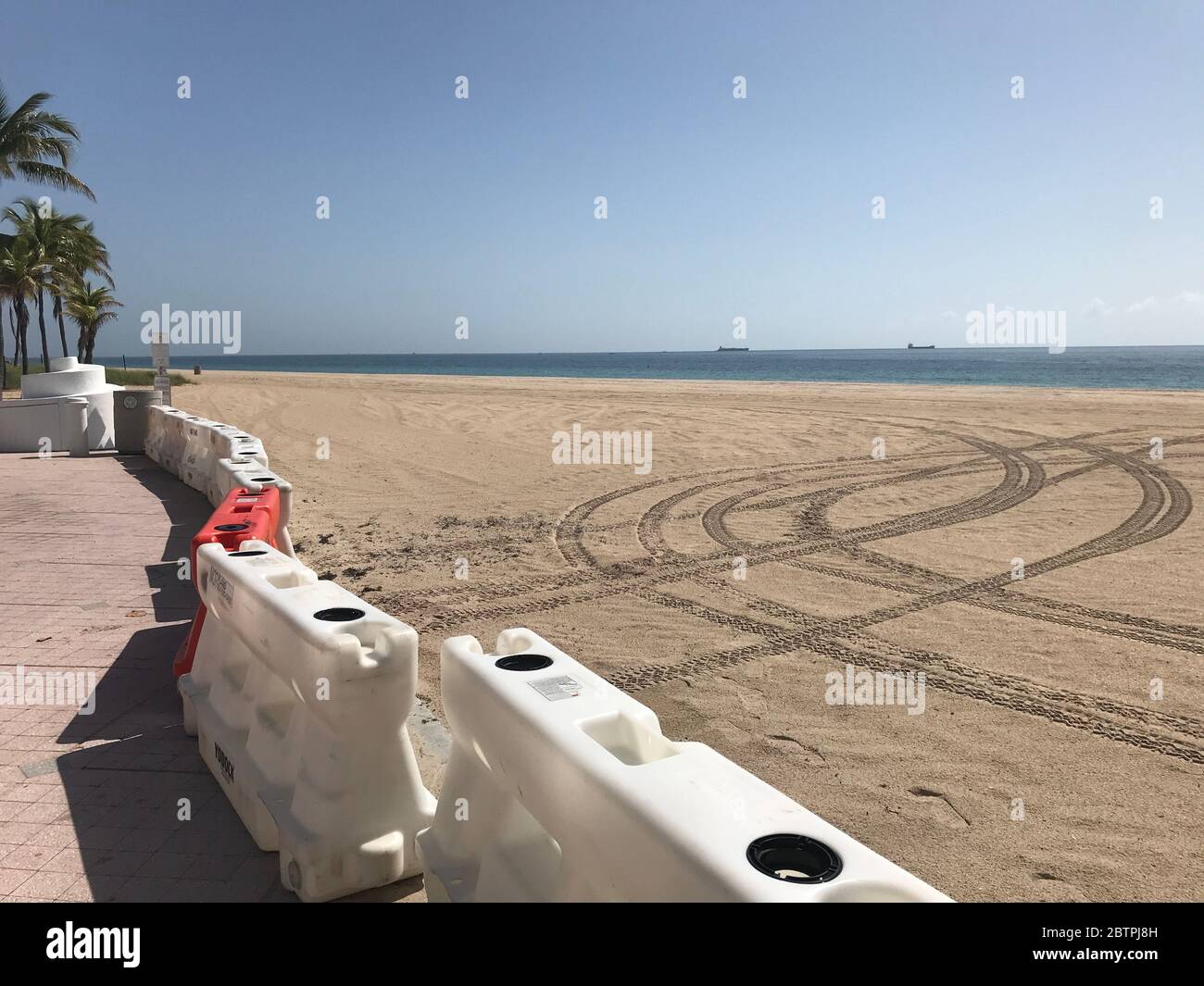 Barreras Plásticas Sellan la Playa de Florida Cerrado debido a Covid Foto de stock