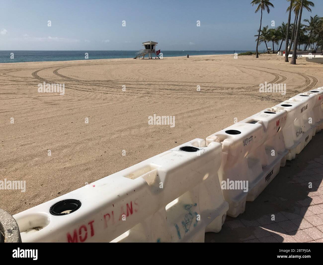 Barreras de plástico protegen la playa de Florida cerrada debido a Covid Foto de stock