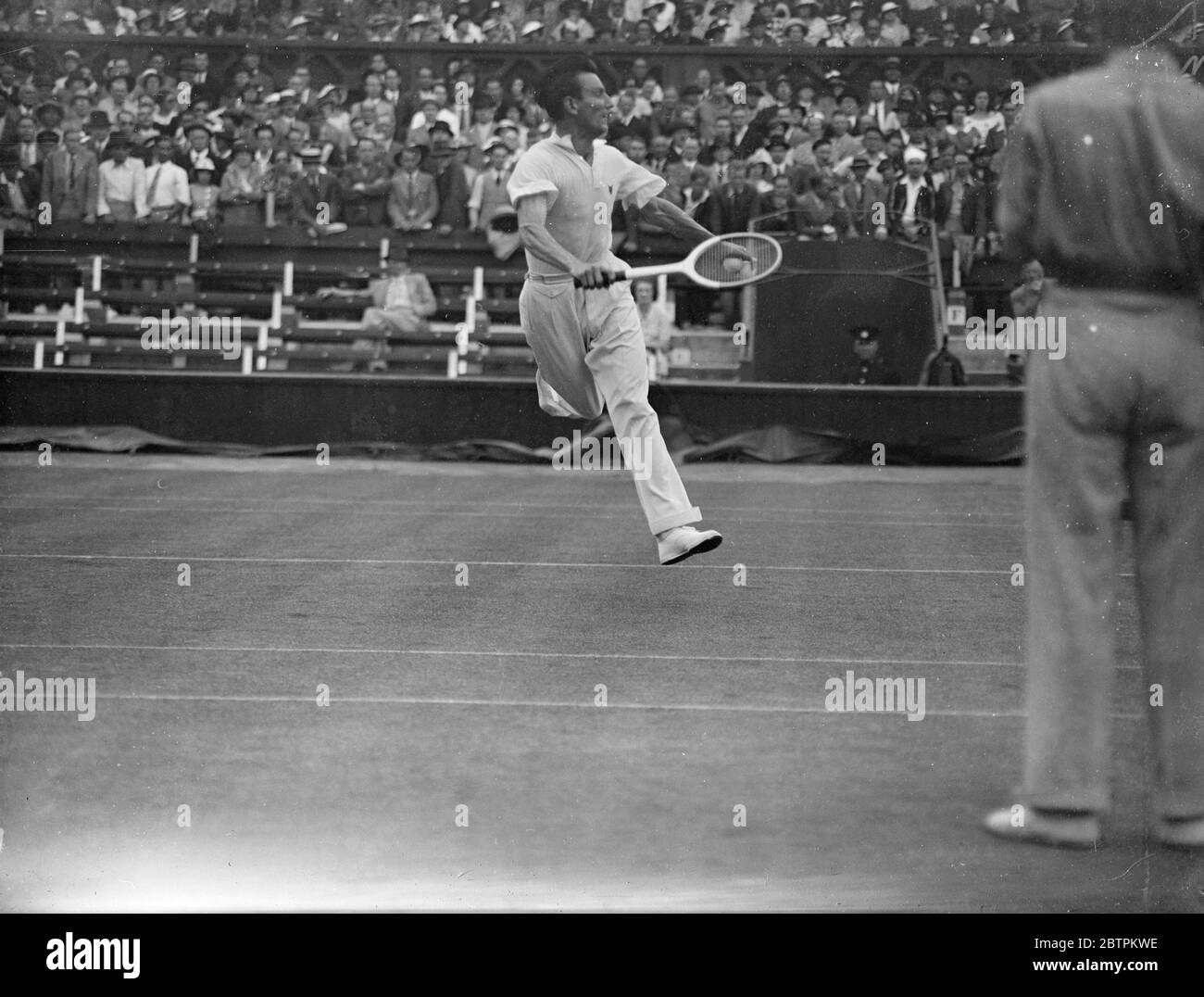 Se abren campeonatos de tenis de Wimbledon. Perry se reúne con Stratford . Fred Perry en juego contra Stratford . 22 de junio de 1936 Foto de stock