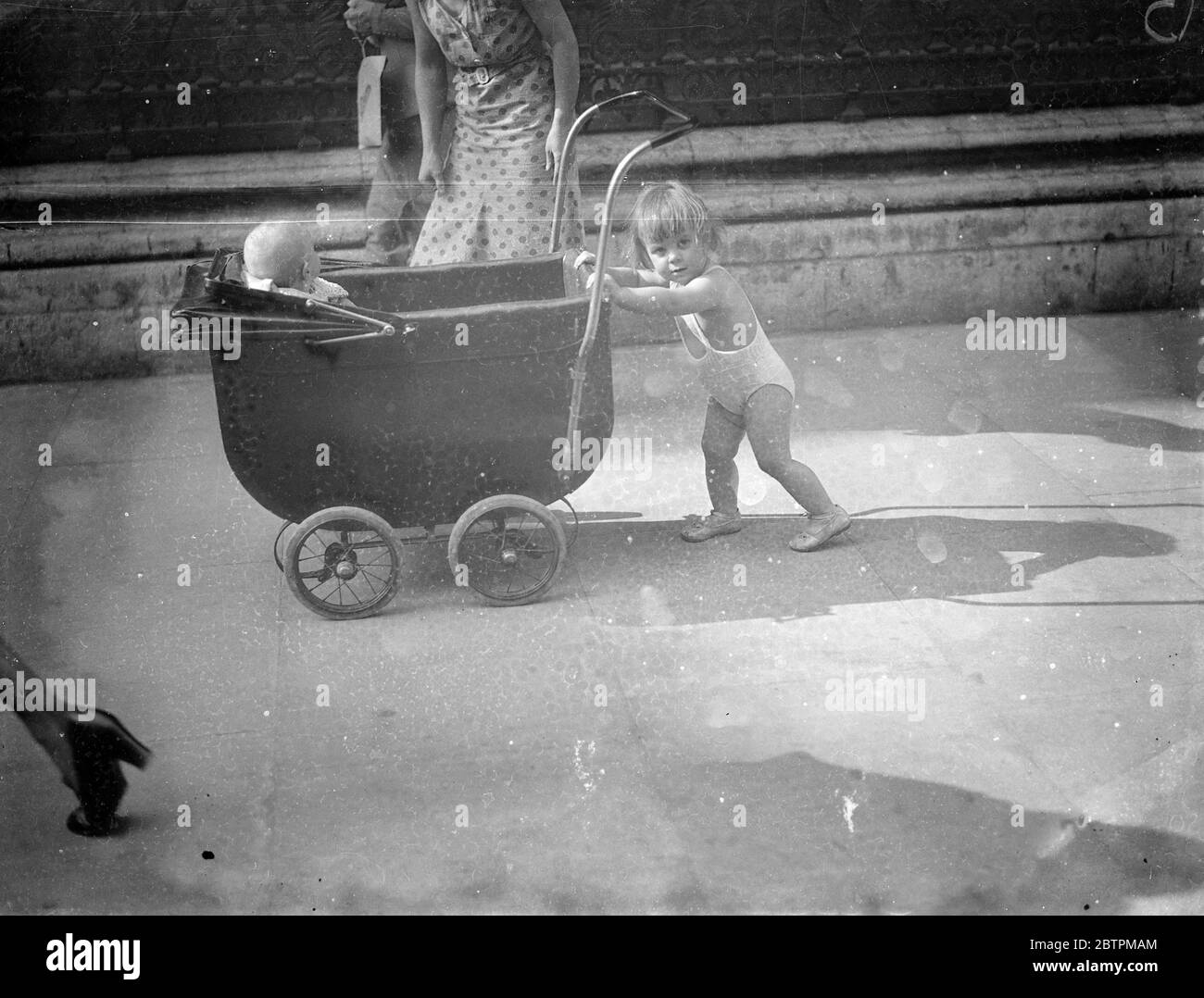 Nina Banandose Imagenes De Stock En Blanco Y Negro Alamy