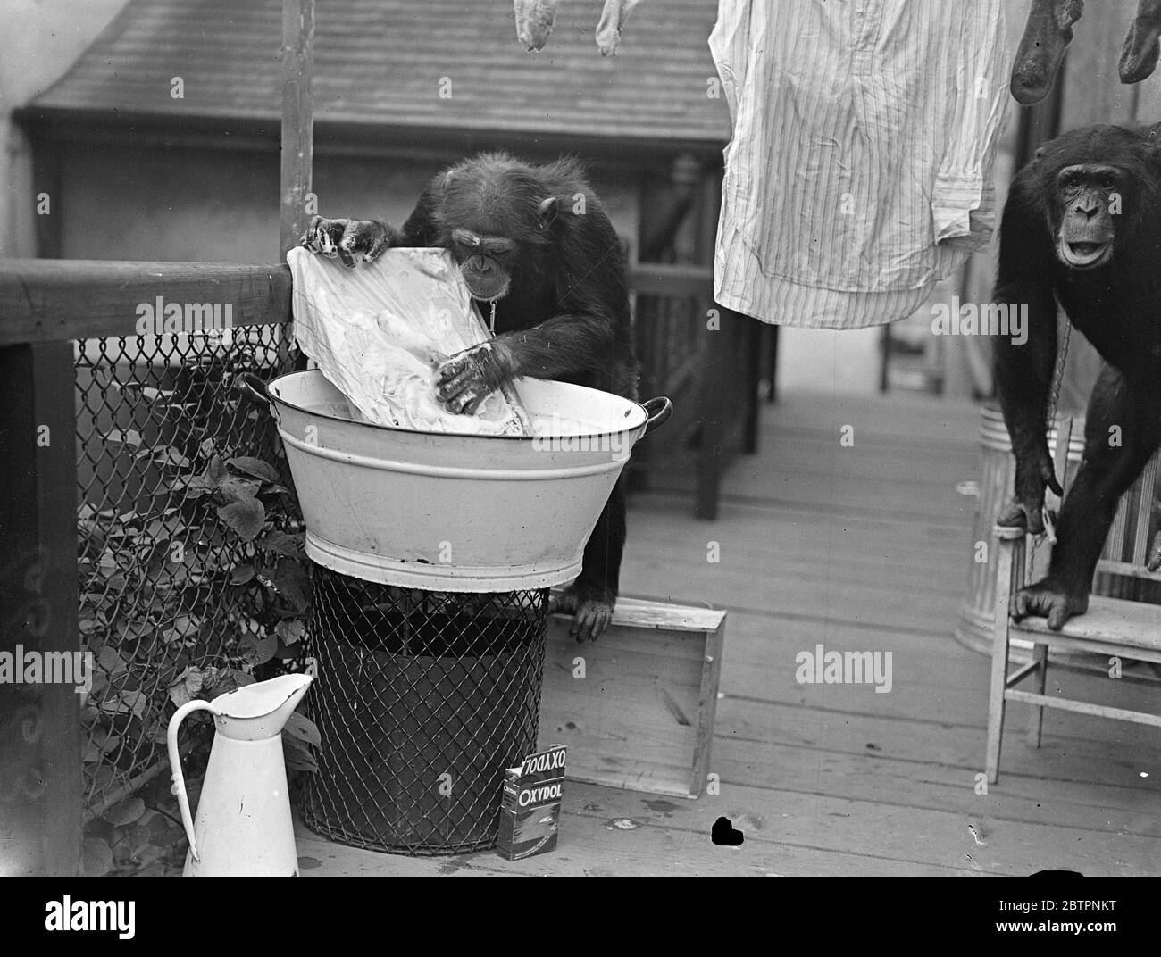 Lavar la ropa a mano Imágenes de stock en blanco y negro - Alamy