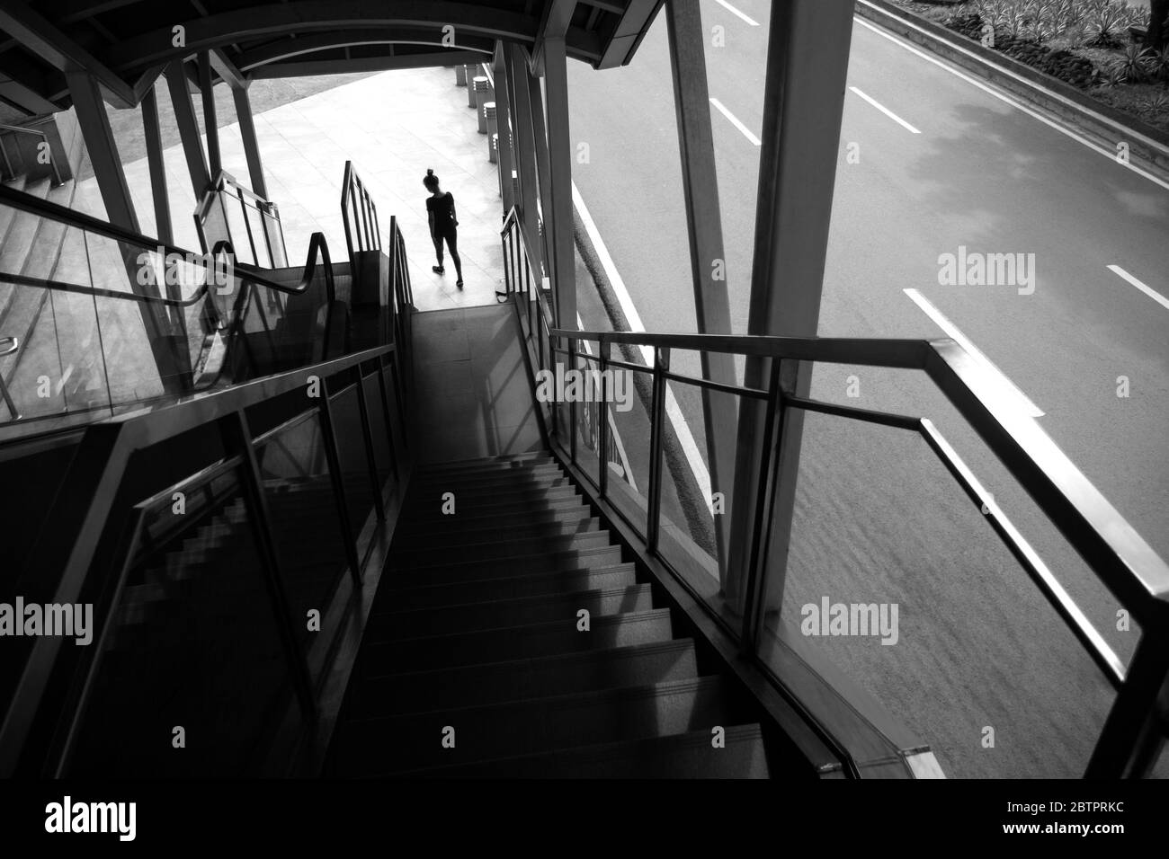 Silueta de mujer caminando por las escaleras, en blanco y negro. Concepto de soledad, depresión o ansiedad Foto de stock