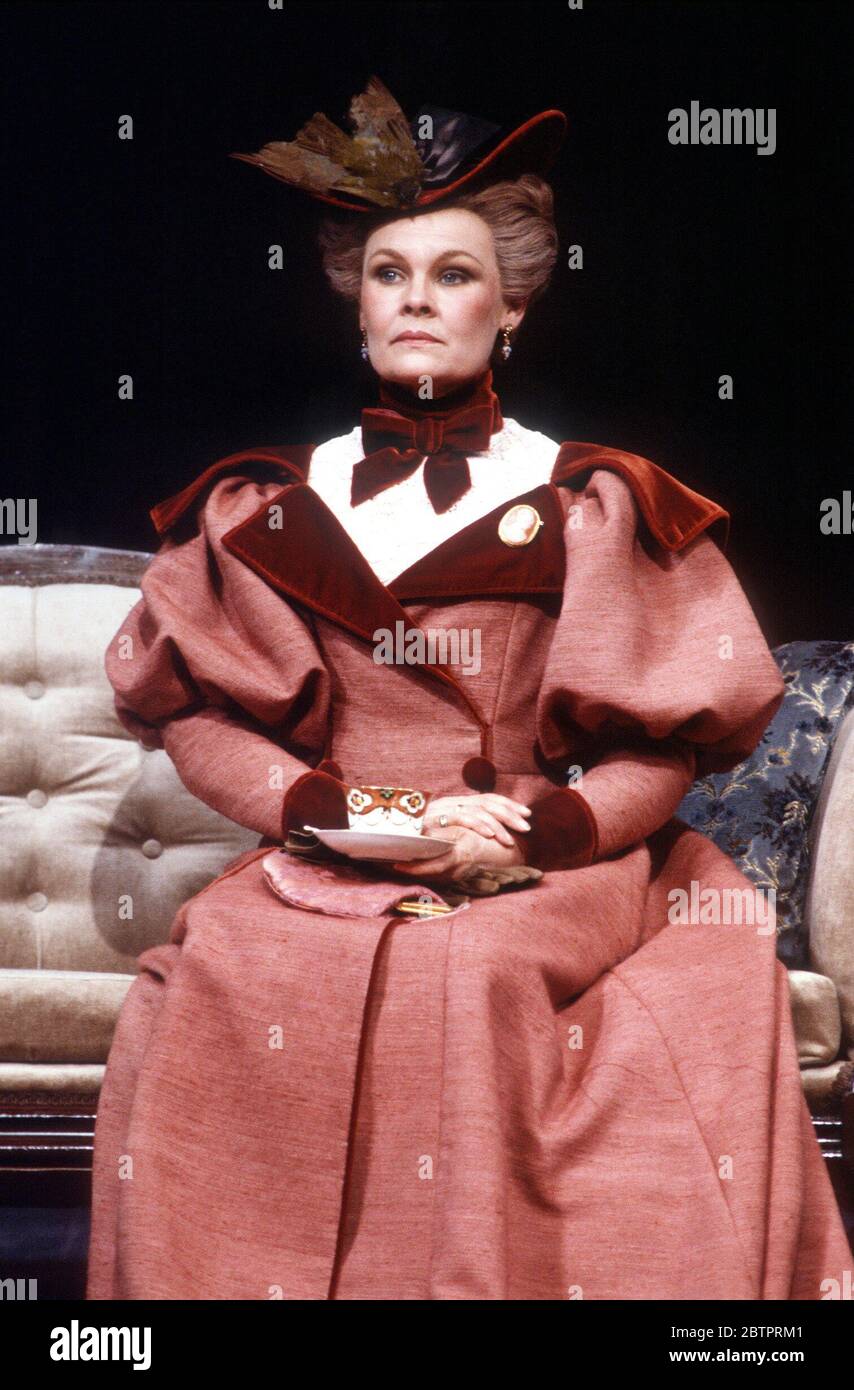 Judi Dench (Lady Bracknell) en LA IMPORTANCIA DE SER SINCERO por Oscar Wilde en el Teatro Lyttelton, Teatro Nacional (NT), Londres 16/09/1982 diseño: John Bury director: Peter Hall Foto de stock