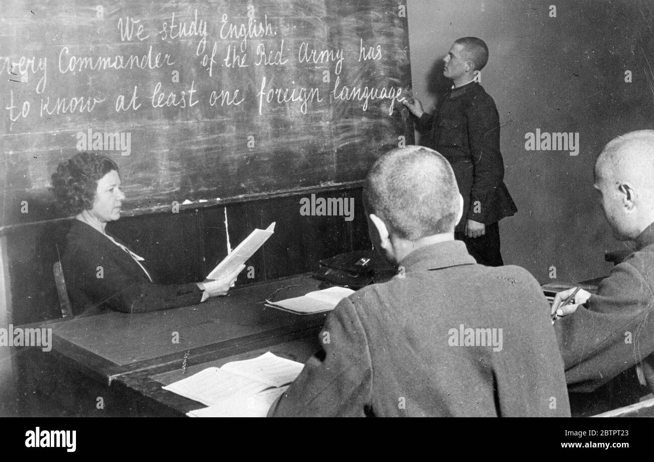 Los soldados rojos aprenden inglés. Una lección de inglés en curso en una escuela de infantería del Ejército Rojo en Leningrado. El inglés es un estudio popular entre los soldados que desean ganar promoción. 5 de noviembre de 1937 Foto de stock