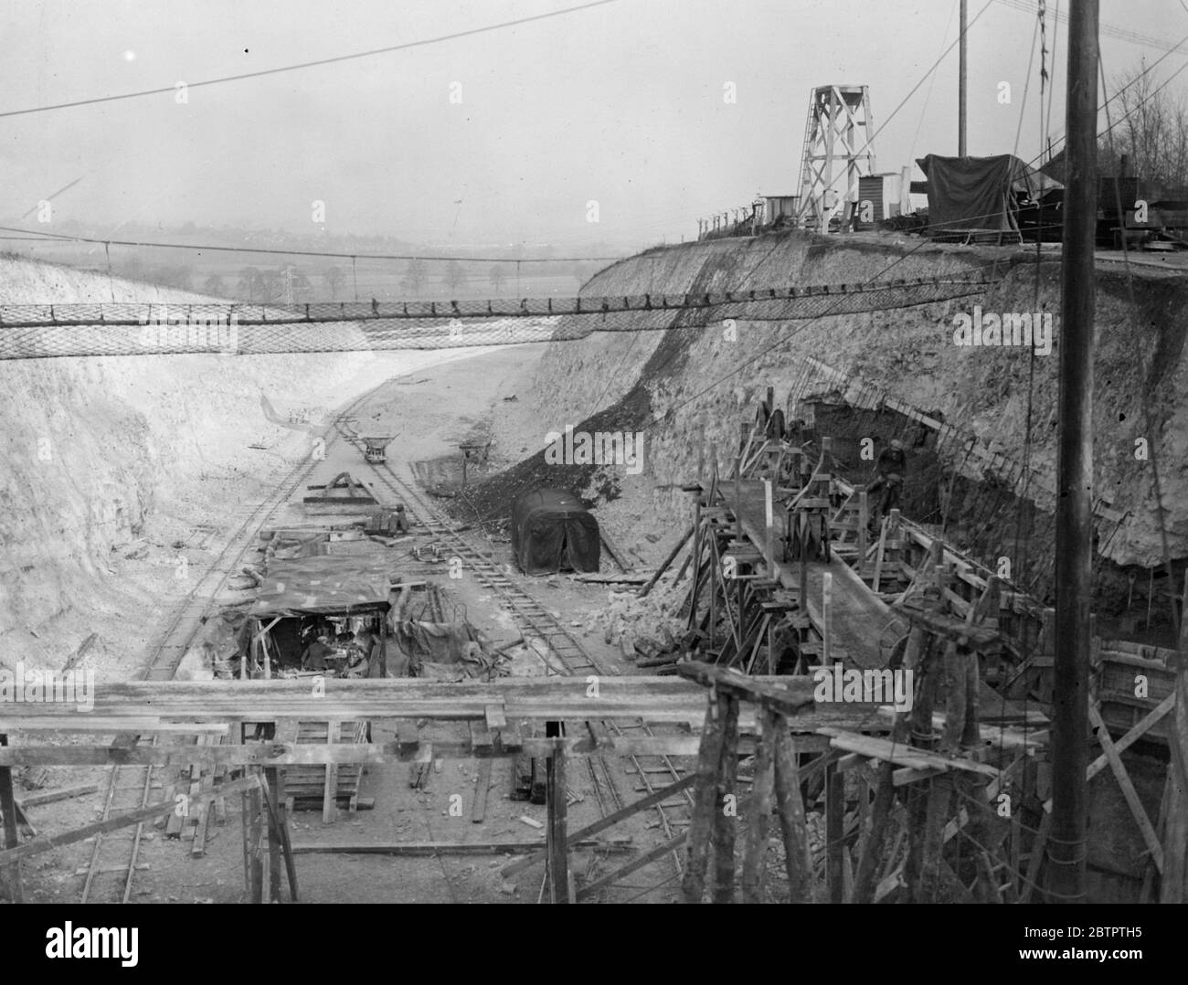 Sin subtítulos en la excavación de un corte para la red ferroviaria. Febrero de 1932 Foto de stock